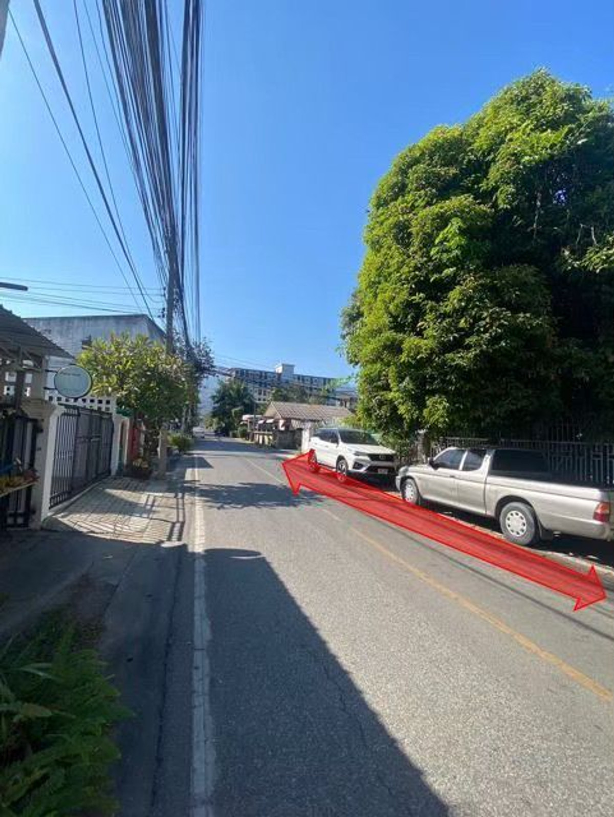 For SaleLandChiang Mai : Land for sale plus house 200 square wah (corner plot) in Chet Yot area, Chiang Mai, Mueang District, Chiang Mai Province.