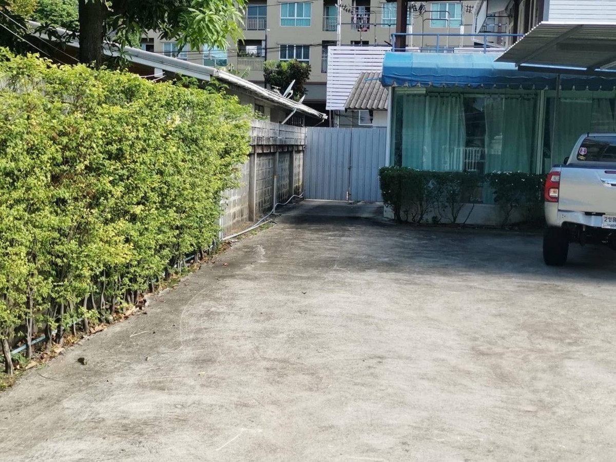 For RentRetail SpaceKasetsart, Ratchayothin : House for rent, doing business, Soi Phahonyothin 30, near BTS Major Ratchayothin, 200 meters, wide space, lots of parking.