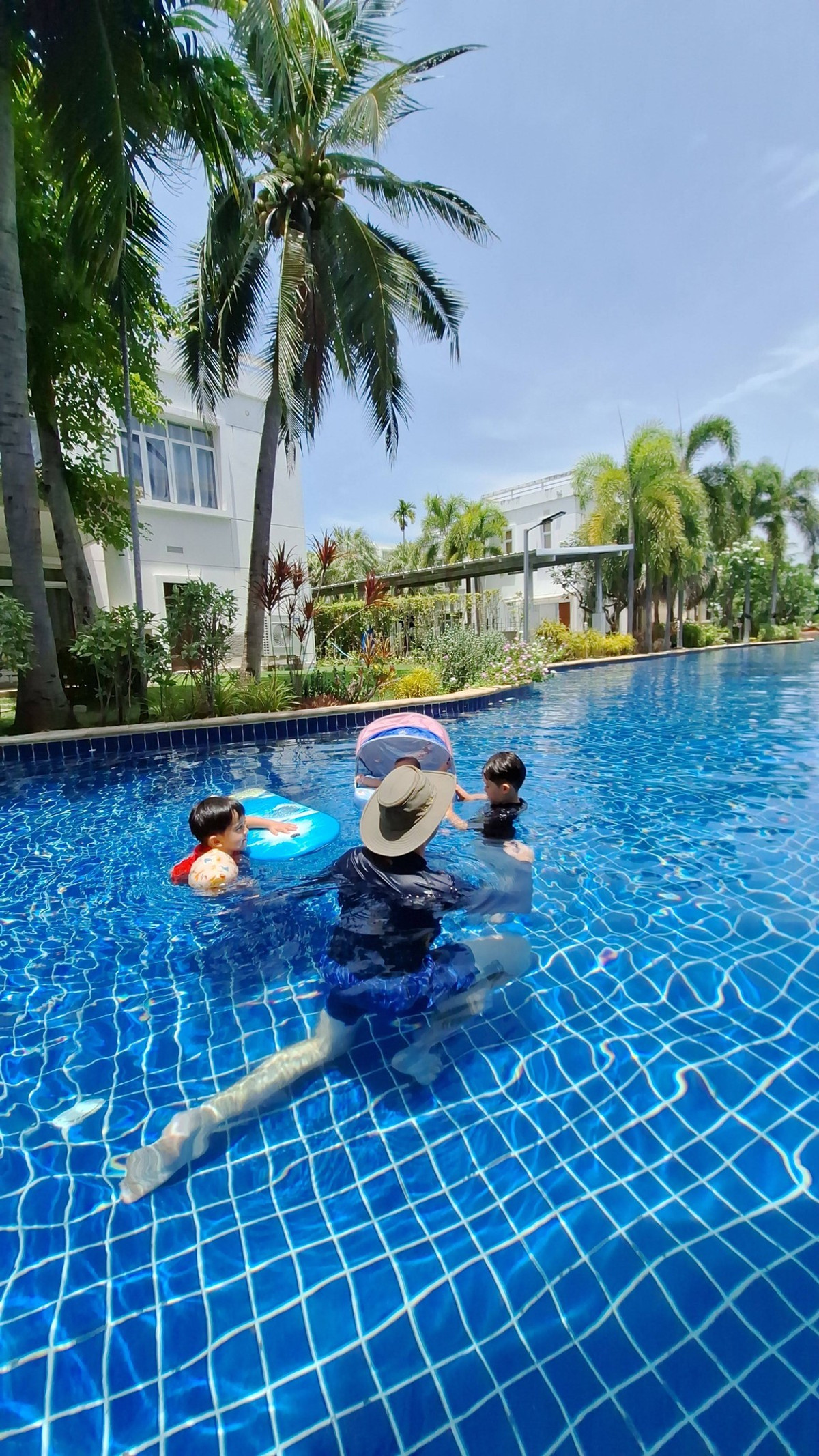 ขายคอนโดหัวหิน ประจวบคีรีขันธ์ : บลูลากูลหัวหินติด 2 ห้องนอน 2 ห้องน้ำ*วิวสระว่ายน้ำชั้นล่างสุดระเบียงส่วนตัวลงเล่นน้ำได้เลย