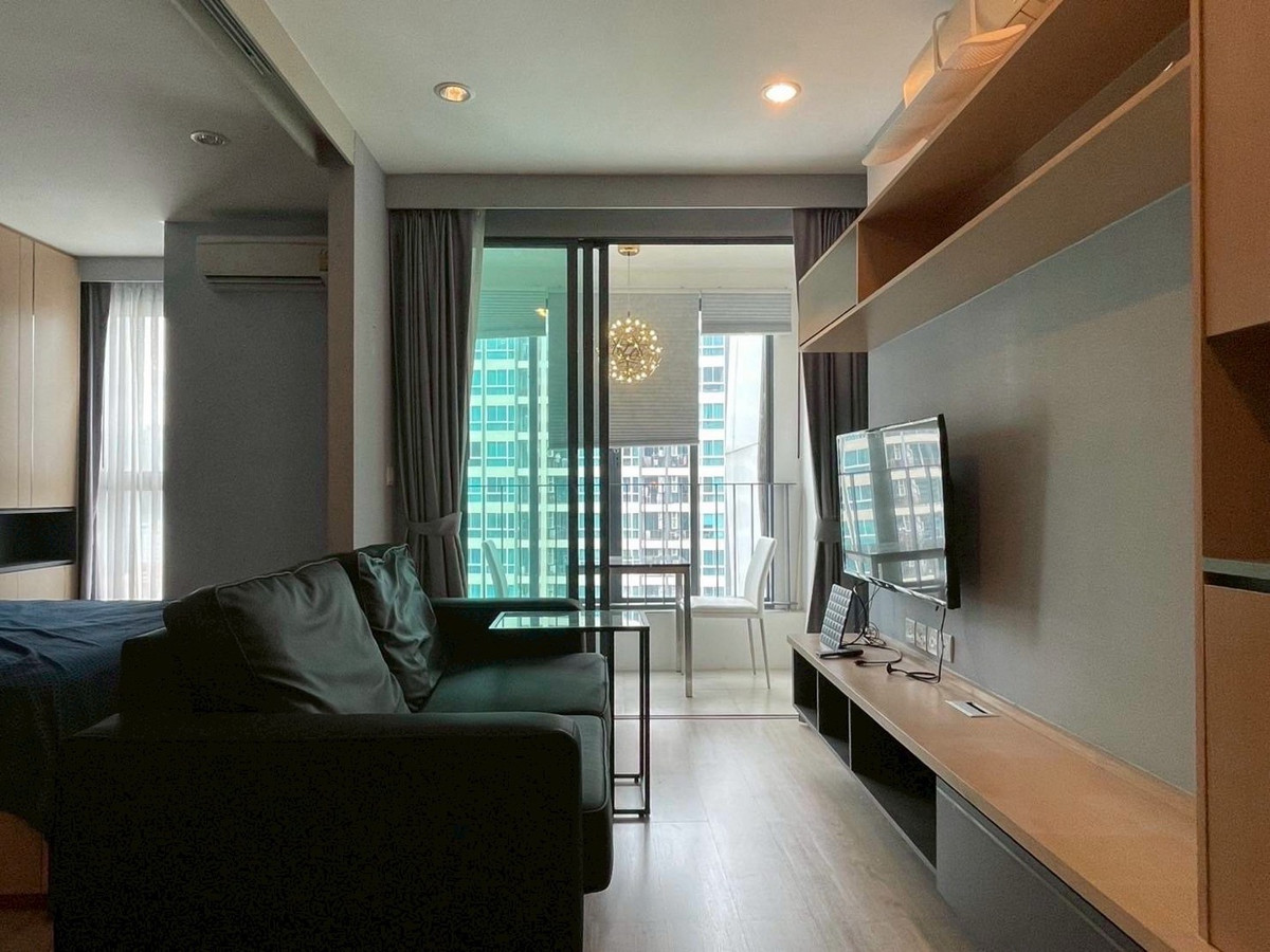 ให้เช่าคอนโดสยาม จุฬา สามย่าน : ✨ ให้เช่า Ideo Q จุฬา – สามย่าน ✨💰 ราคาเช่า : 23,000 บาท/เดือน💖 1 ห้องนอน ขนาด 34 ตร.ม. 📞 Contact : Aomam (Agent) Tel./Line ID : 095-587-1692 WhatsApp : +66 95 587 1692