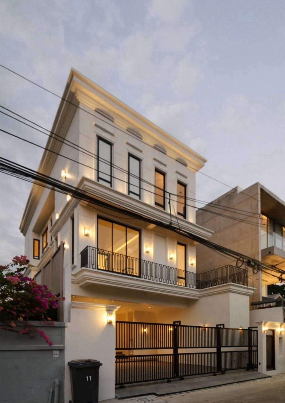 For RentOnnut, Udomsuk : FOR RENT / SALE MODERN LUXURY VILLA PRIDI BHANOMYONG 26 SUKHUMVIT 71 BANGKOK