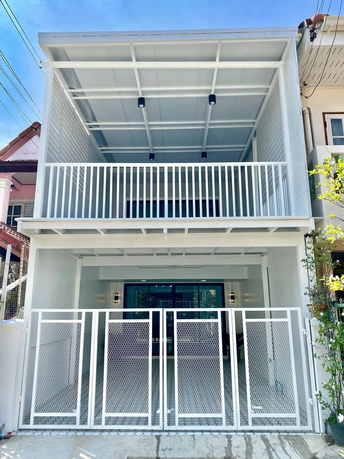For SaleTownhomeNonthaburi, Bang Yai, Bangbuathong : Urgent sale! 2-story townhouse, Bua Luang Village. (Soi Rong Nam Nam) Excellent location in the heart of Nonthaburi city, area 16 sq m., 2 bedrooms, 2 bathrooms, newly decorated throughout, beautiful and modern. Ready to add a balcony in front of the hous