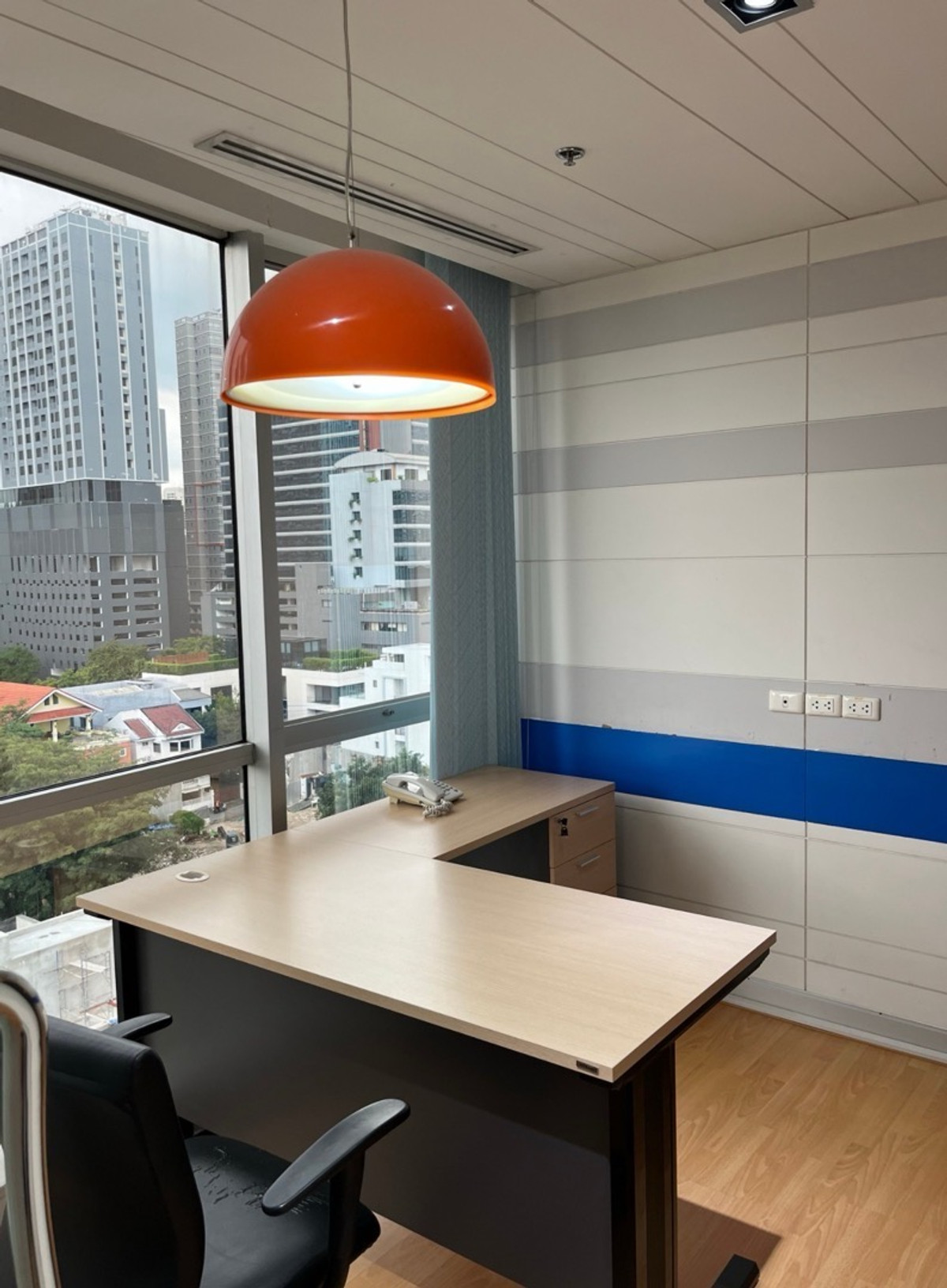 For RentOfficeSukhumvit, Asoke, Thonglor : Office for rent with furniture @ Sukhumvit 26 Phrom Phong, near BTS 950 meters | Office Space 209.63 Sqm., Panoramic View