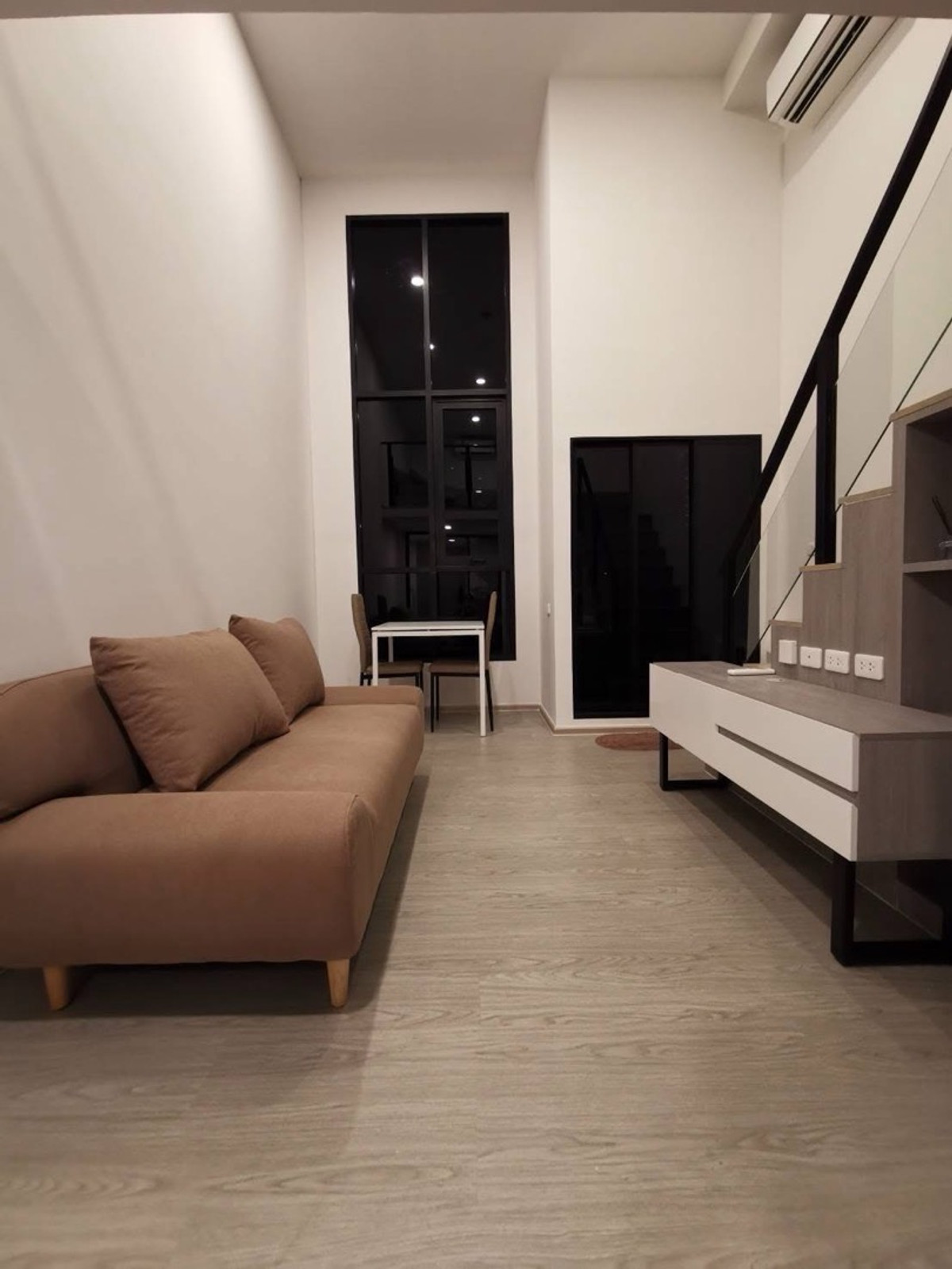 ให้เช่าคอนโดเสรีไทย-นิด้า : ให้เช่า คอนโด  ออริจิ้น ปลั๊ก แอนด์ เพลย์ รามคำแหง ทริปเปิ้ล สเตชั่นขนาดห้อง : 33 ตร.ม ห้อง 2 ชั้น เพดานสูง ชั้น : 4 ราคา : 15,000 บาท สถานที่ใกล้เคียง : รถไฟฟ้าสายสีเหลือง