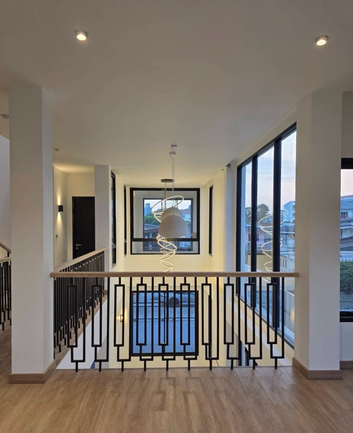 For RentOnnut, Udomsuk : FOR RENT / SALE MODERN LUXURY VILLA PRIDI BHANOMYONG 26 SUKHUMVIT 71 BANGKOK