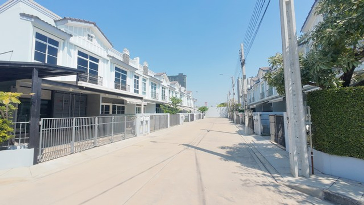 For SaleTownhomeBangna, Bearing, Lasalle : Indy 4 Bangna KM.7, the first house ready for a small family to begin happiness immediately.