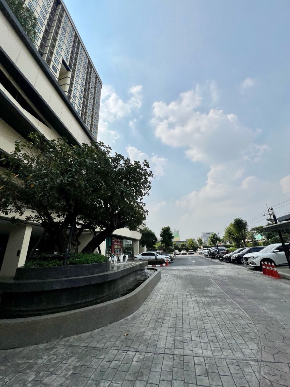 For SaleCondoKasetsart, Ratchayothin : ⚡️ [For Sale] Urgent! Condominium for Sale Chewathai Kaset–NawaminFully furnished + complete electrical appliances, move-in readyBrand-new SPC flooring throughout the unit 🔥Near BTS Kasetsart