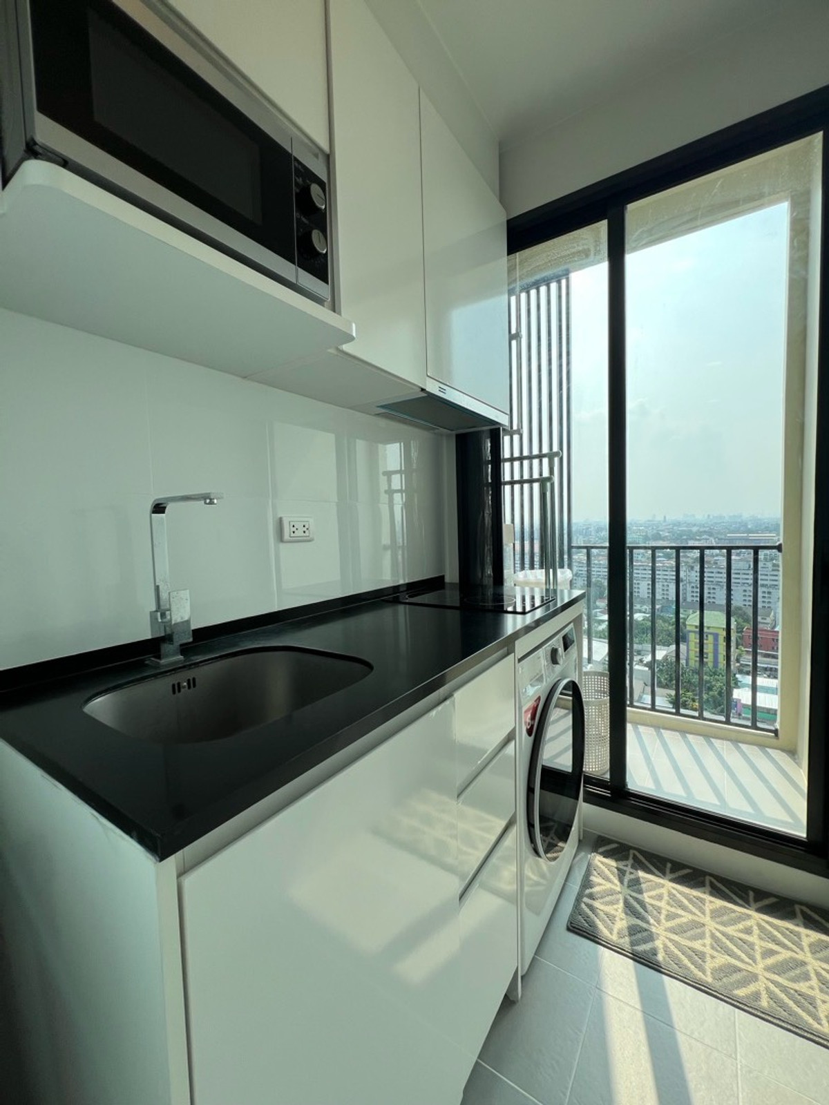 For SaleCondoKasetsart, Ratchayothin : ⚡️ [For Sale] Urgent! Condominium for Sale Chewathai Kaset–NawaminFully furnished + complete electrical appliances, move-in readyBrand-new SPC flooring throughout the unit 🔥Near BTS Kasetsart