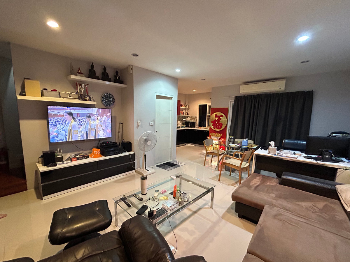 ขายทาวน์โฮมพัฒนาการ ศรีนครินทร์ : ขายด่วน! ทาวน์เฮ้าส์ 3 ชั้น โครงการ The Exclusive พัฒนาการ 44