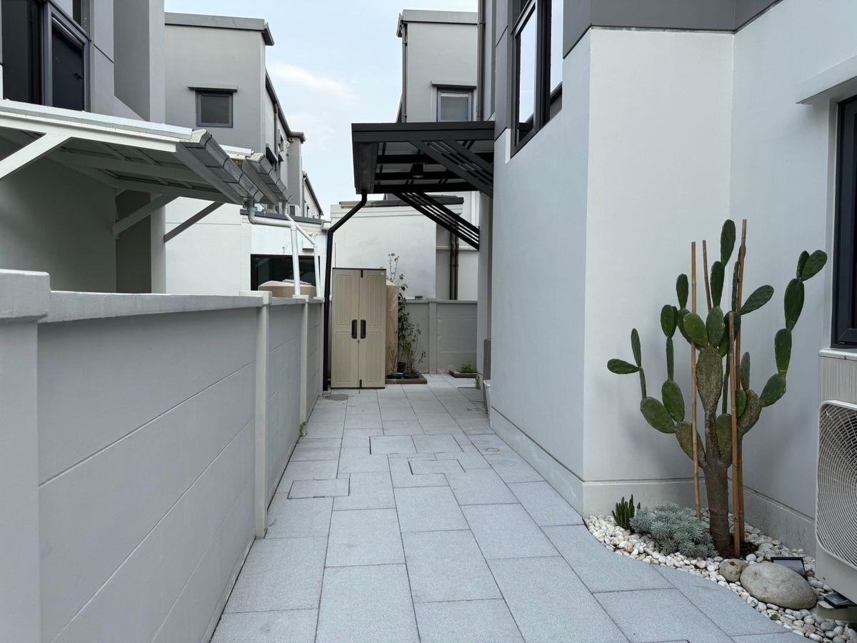 ขายบ้านบางนา แบริ่ง ลาซาล : เซนโทร บางนา / 3 ห้องนอน (ขาย), Centro Bangna / 3 Bedrooms (FOR SALE) YOK023