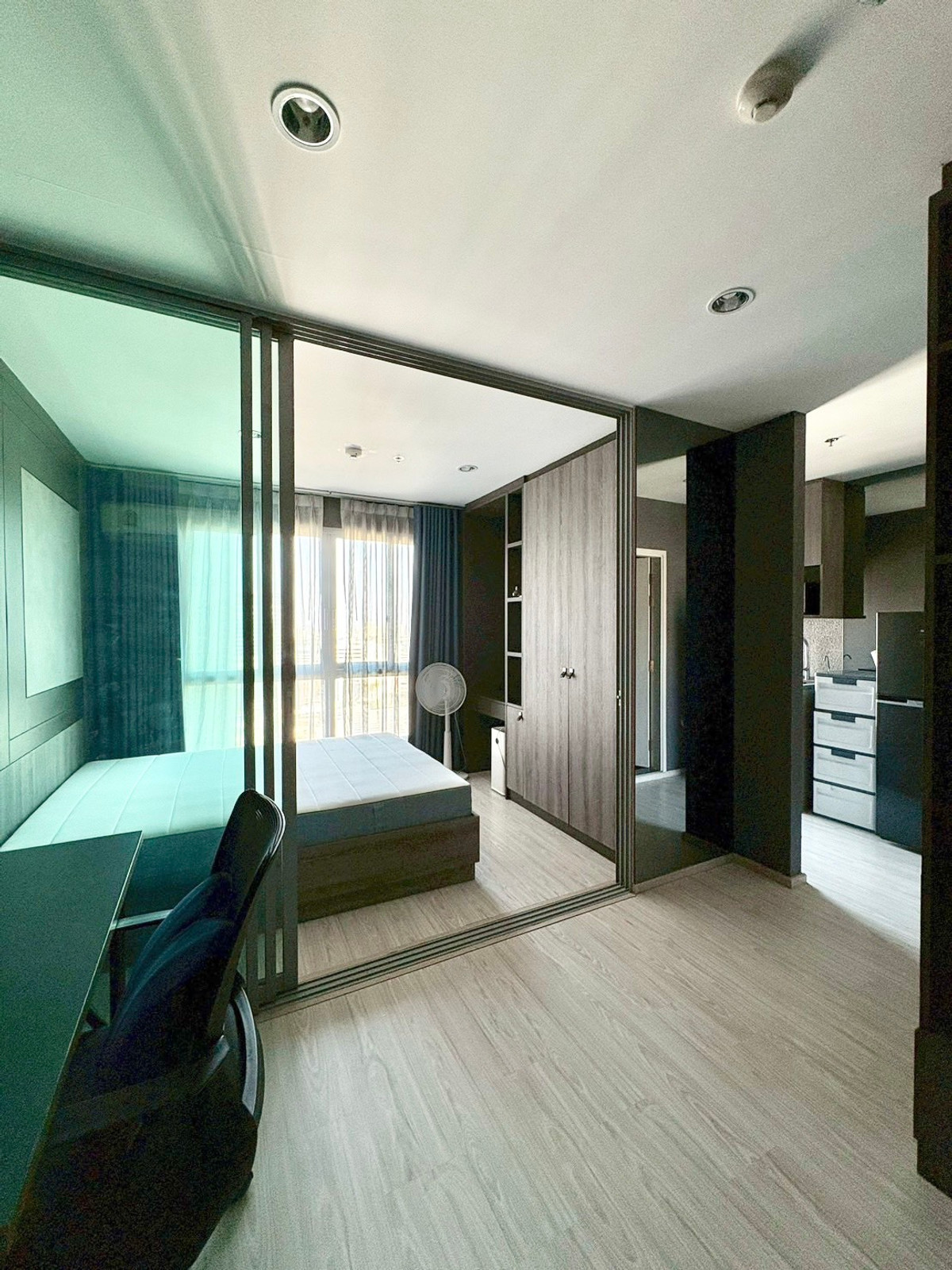 For RentCondoBang Sue, Wong Sawang, Tao Pun : ***Condo for rent : Ideo Mobi Bangsue Interchange  1 Bedroom High floor Fully furnished No washing machine near MRT*** 