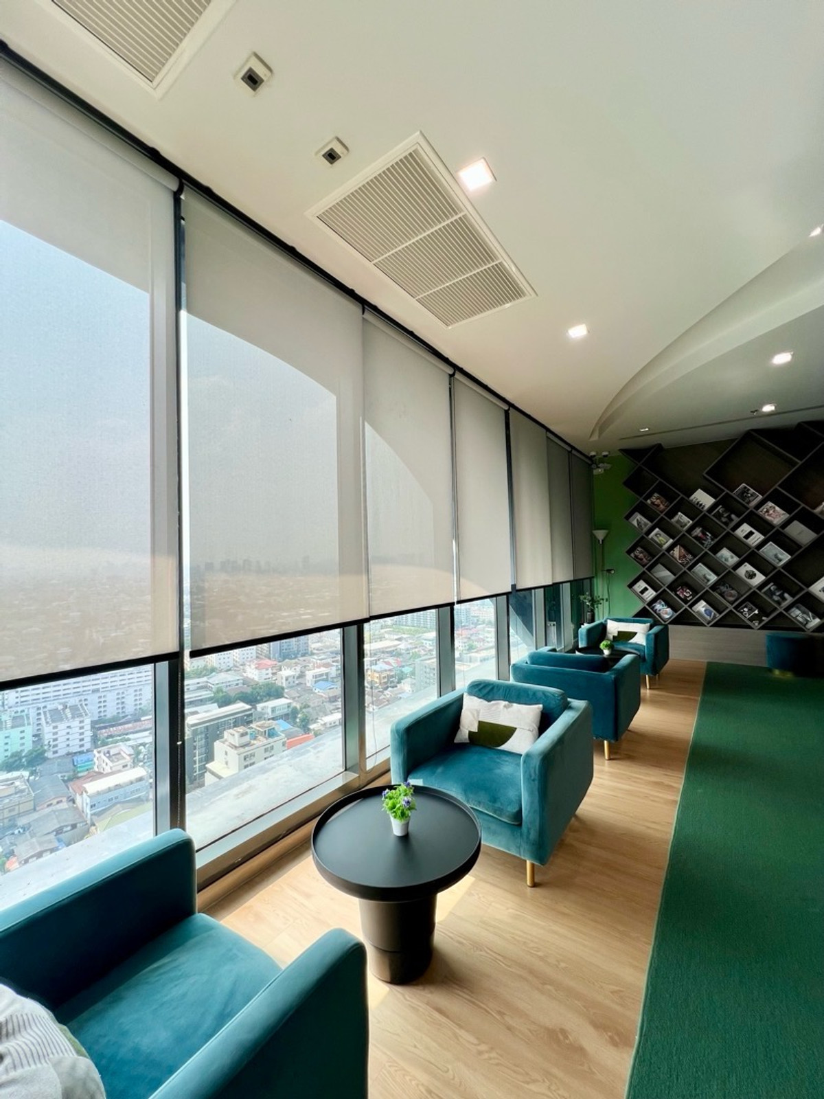 For SaleCondoKasetsart, Ratchayothin : ⚡️ [For Sale] Urgent! Condominium for Sale Chewathai Kaset–NawaminFully furnished + complete electrical appliances, move-in readyBrand-new SPC flooring throughout the unit 🔥Near BTS Kasetsart