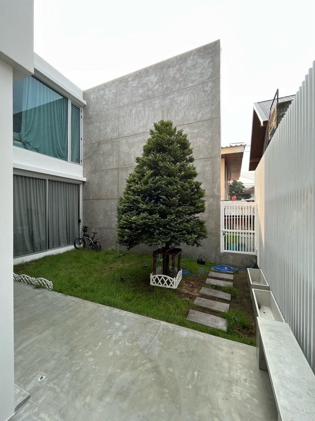 ทาวน์โฮมโชคชัย4 ลาดพร้าว71 : ให้เช่าบ้านเดี่ยว ออกแบบงานโดยสถาปานิก ซอยโชคชัย4 50 แขวงลาดพร้าว ที่ดิน 53 ตรว พื้นที่ใช้สอย 220 ตรม เช่าราคา : 70,000 บาท ขายราคา : 14,000,000 บาท