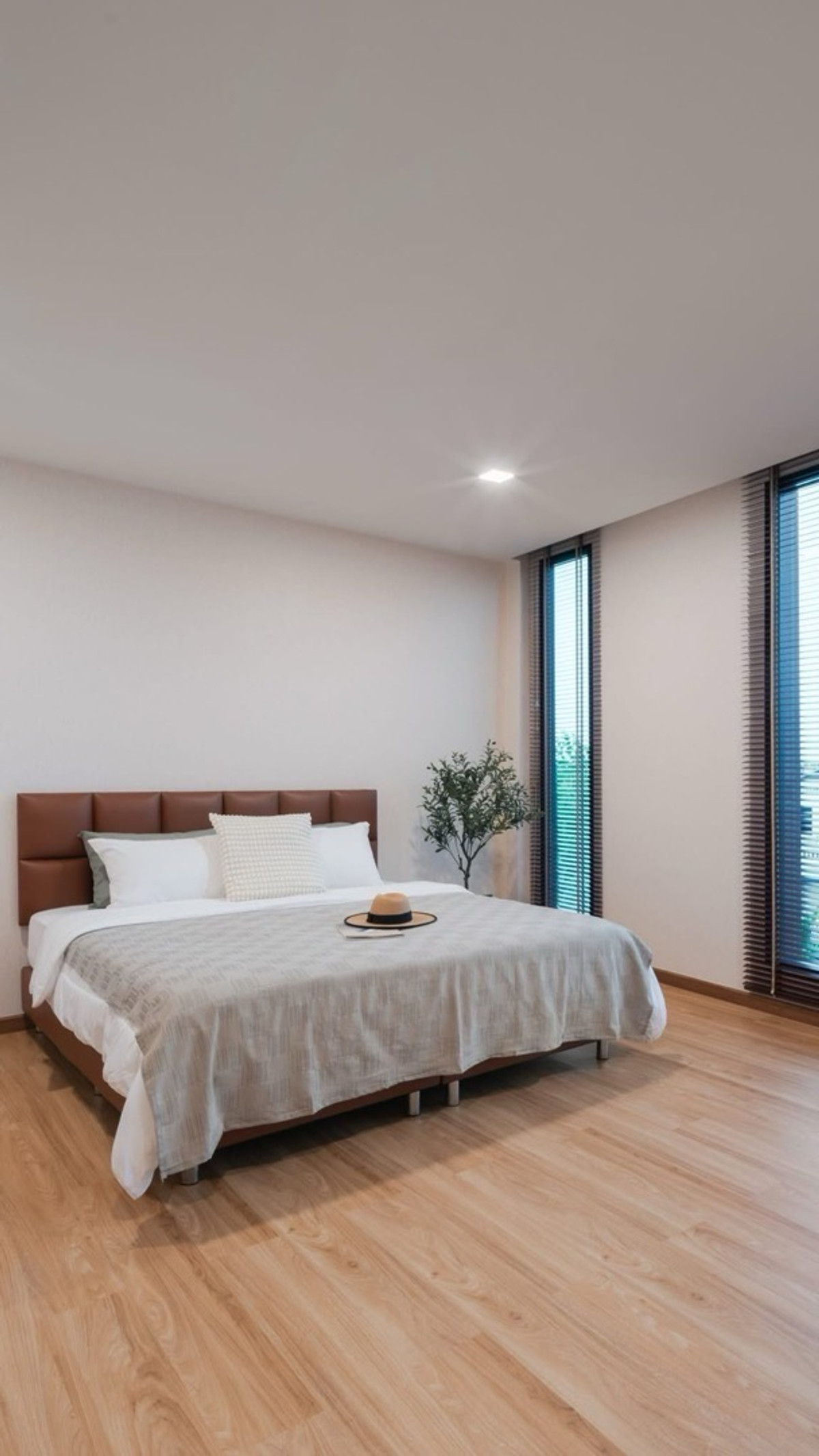 ให้เช่าโฮมออฟฟิศสุขุมวิท อโศก ทองหล่อ : ให้เช่าโฮมออฟฟิศใหม่ [ไฟ 3 เฟส] The Flourish - Home Office Ekkamai Ramintra(เดอะ เฟลอริส เอกมัย-รามอินทรา) ขนาด  235 ตร.ม. 23ตร.ว. 1ห้องนอน 3ห้องน้ำ หลังมุม