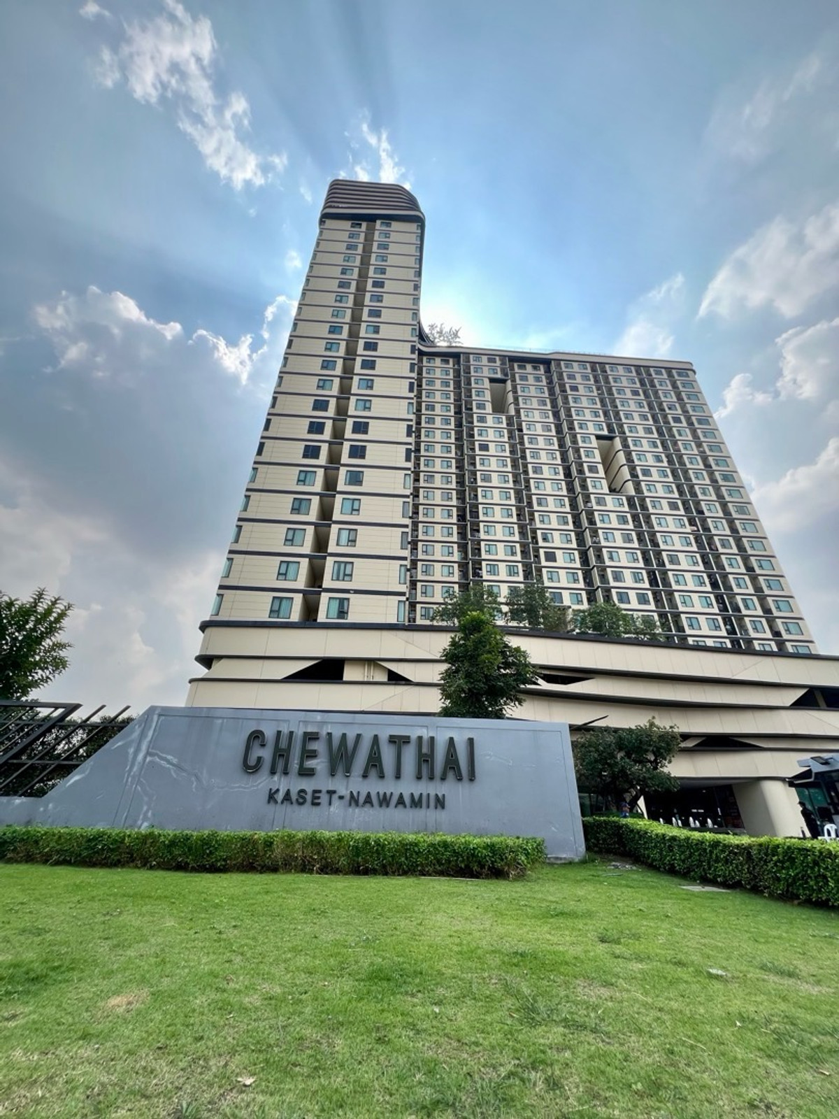 For SaleCondoKasetsart, Ratchayothin : ⚡️ [For Sale] Urgent! Condominium for Sale Chewathai Kaset–Nawamin
Fully furnished + complete electrical appliances, move-in ready
Brand-new SPC flooring throughout the unit 🔥Near BTS Kasetsart