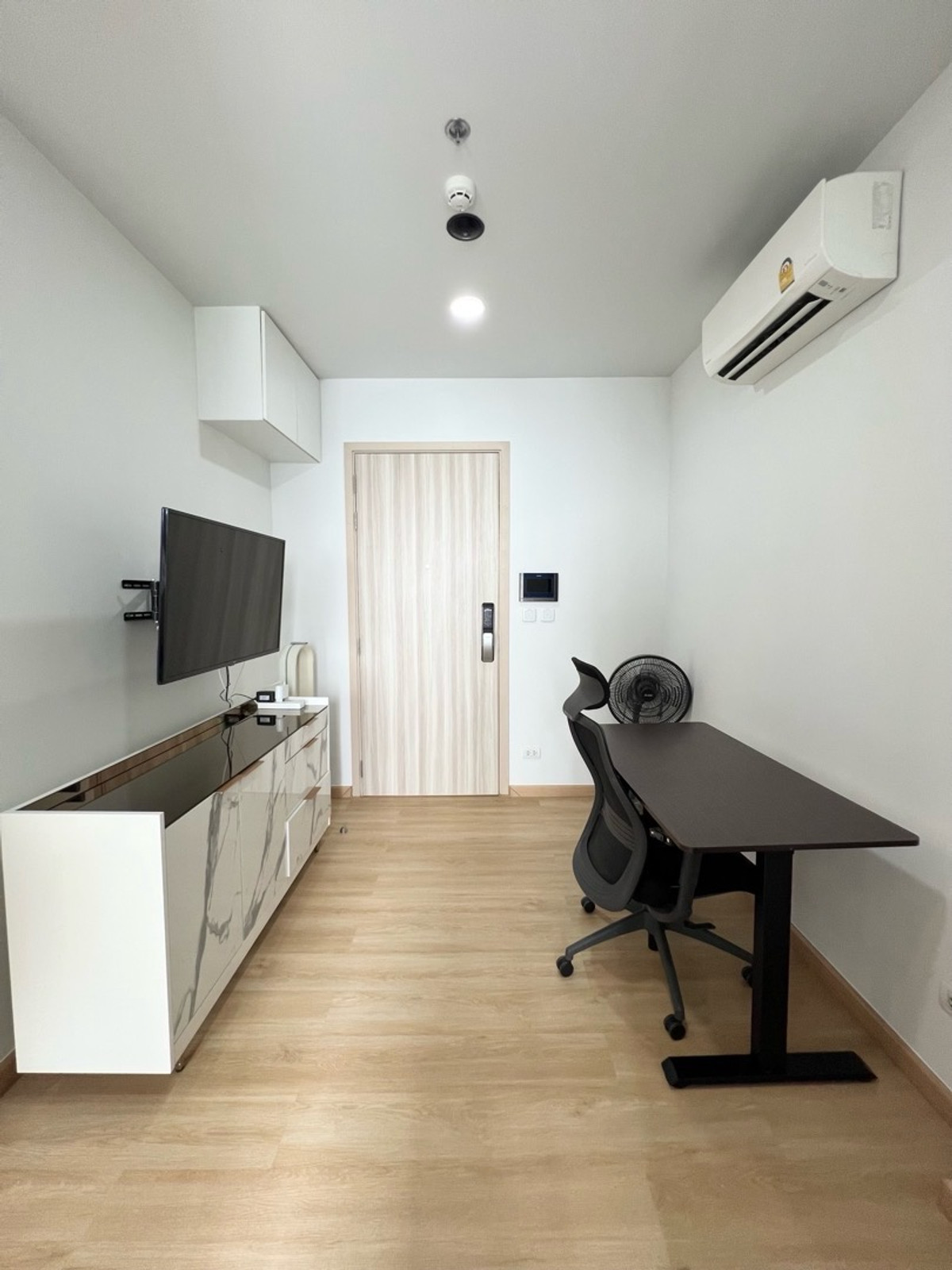 For SaleCondoKasetsart, Ratchayothin : ⚡️ [For Sale] Urgent! Condominium for Sale Chewathai Kaset–NawaminFully furnished + complete electrical appliances, move-in readyBrand-new SPC flooring throughout the unit 🔥Near BTS Kasetsart