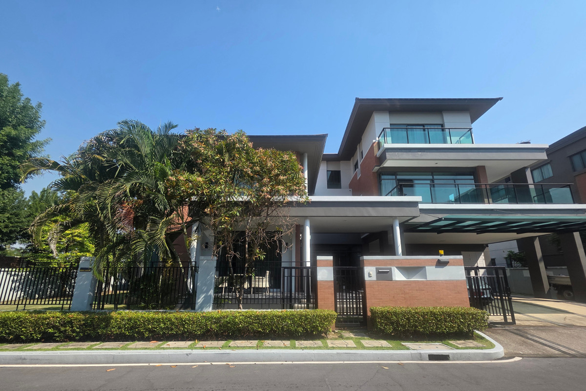 For SaleHousePattanakan, Srinakarin : Best deal Luxury 3-storey house with 153sq.wah. land for sale at Grand Bangkok Boulevard Rama 9