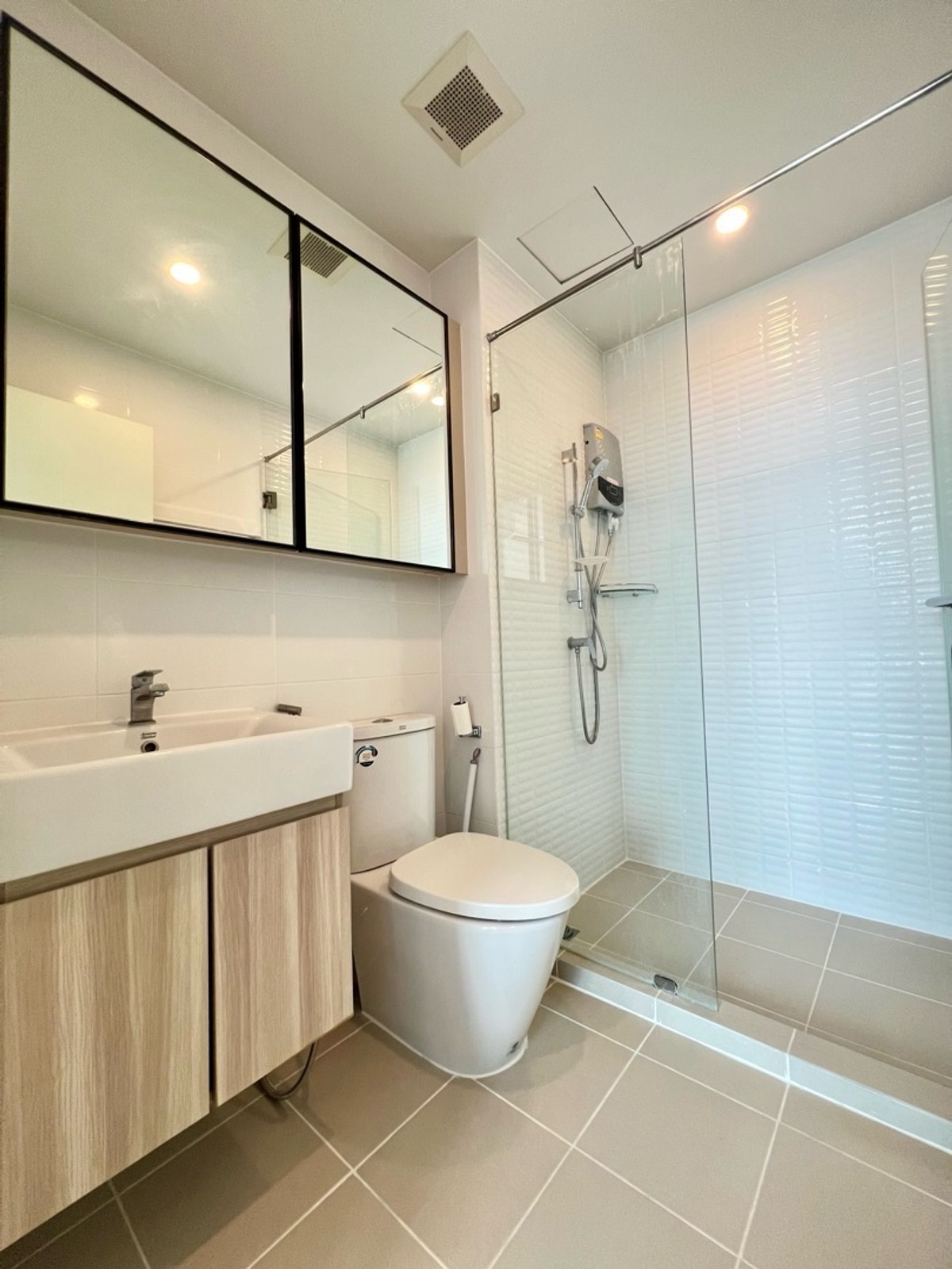 For SaleCondoKasetsart, Ratchayothin : ⚡️ [For Sale] Urgent! Condominium for Sale Chewathai Kaset–NawaminFully furnished + complete electrical appliances, move-in readyBrand-new SPC flooring throughout the unit 🔥Near BTS Kasetsart