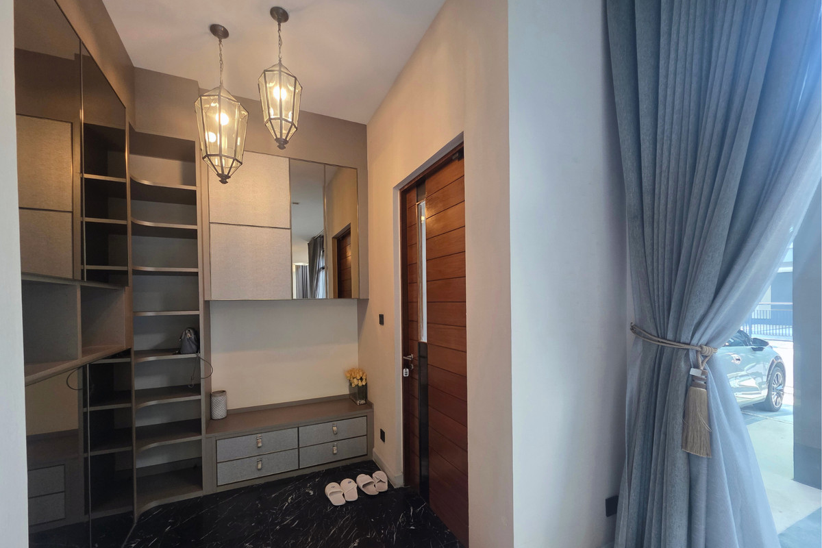 ขายบ้านพัฒนาการ ศรีนครินทร์ : ซื้อตอนนี้ดีที่สุด ขายบ้านหรู 3 ชั้น ที่ดินใหญ่153ตร.วา. แกรนด์ บางกอก บูเลอวาร์ด พระราม 9