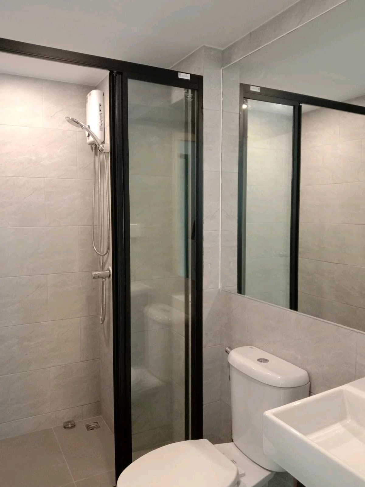 For RentCondoRatchadapisek, Huaikwang, Suttisan : 💫 Low-rise condo, peaceful atmosphere, private, close to the city, suitable for both living and working 🏙️🌿