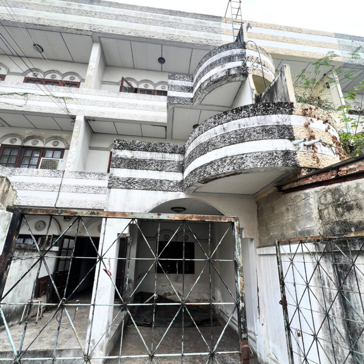 ขายทาวน์โฮมโชคชัย4 ลาดพร้าว71 : ขายทาวน์เฮ้าส์ 3 ชั้น 28 ตรว. ลาดพร้าว 71 นาคนิวาส ทำเลทอง ราคาต่ำกว่าตลาด