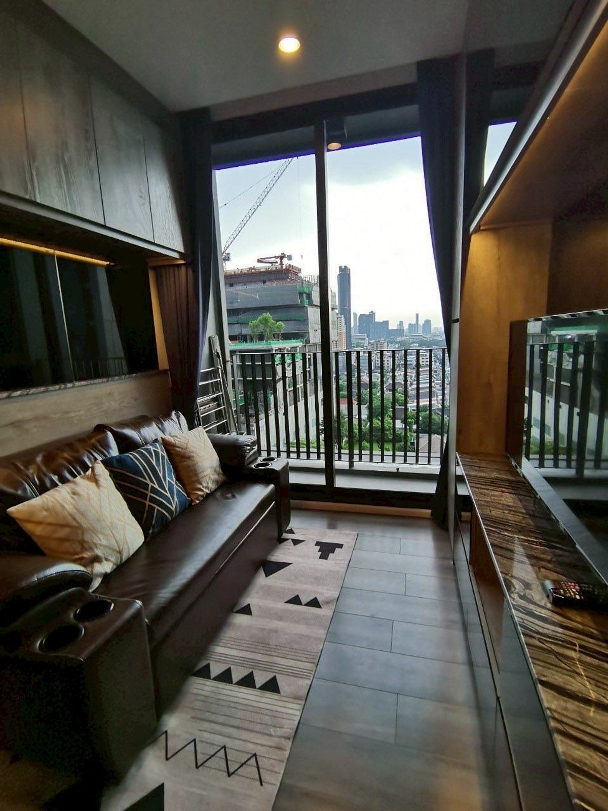 For RentCondoOnnut, Udomsuk : Condo for rent, Whizdom Essence Sukhumvit, beautiful room, good price, convenient travel, fully furnished. Ready to move in immediately. You can make an appointment to see the room.