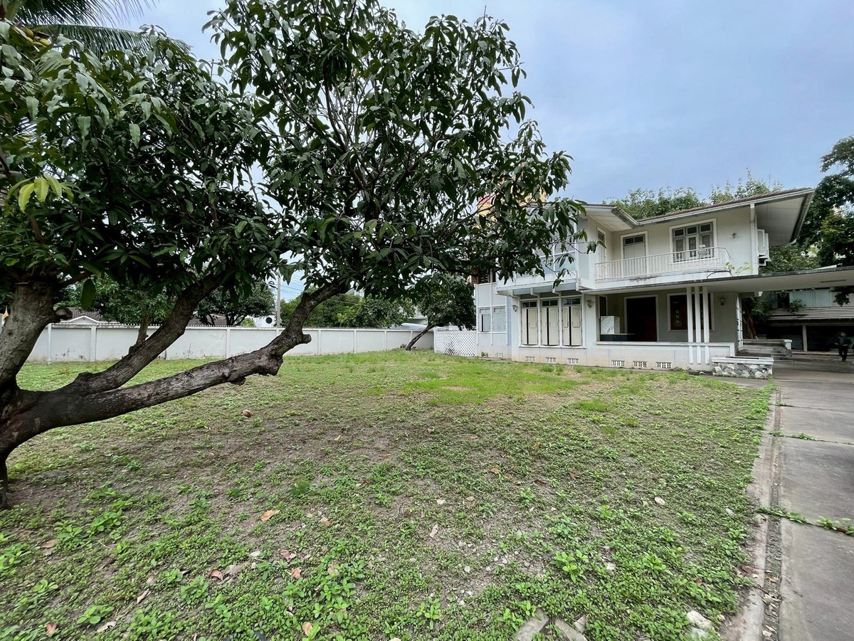 For RentHouseAri,Anusaowaree : Large Land with House for Rent in Ari–Phaholyothin 596.5 sq.w. Near BTS Ari Long-Term Business Use with Future Development Potential