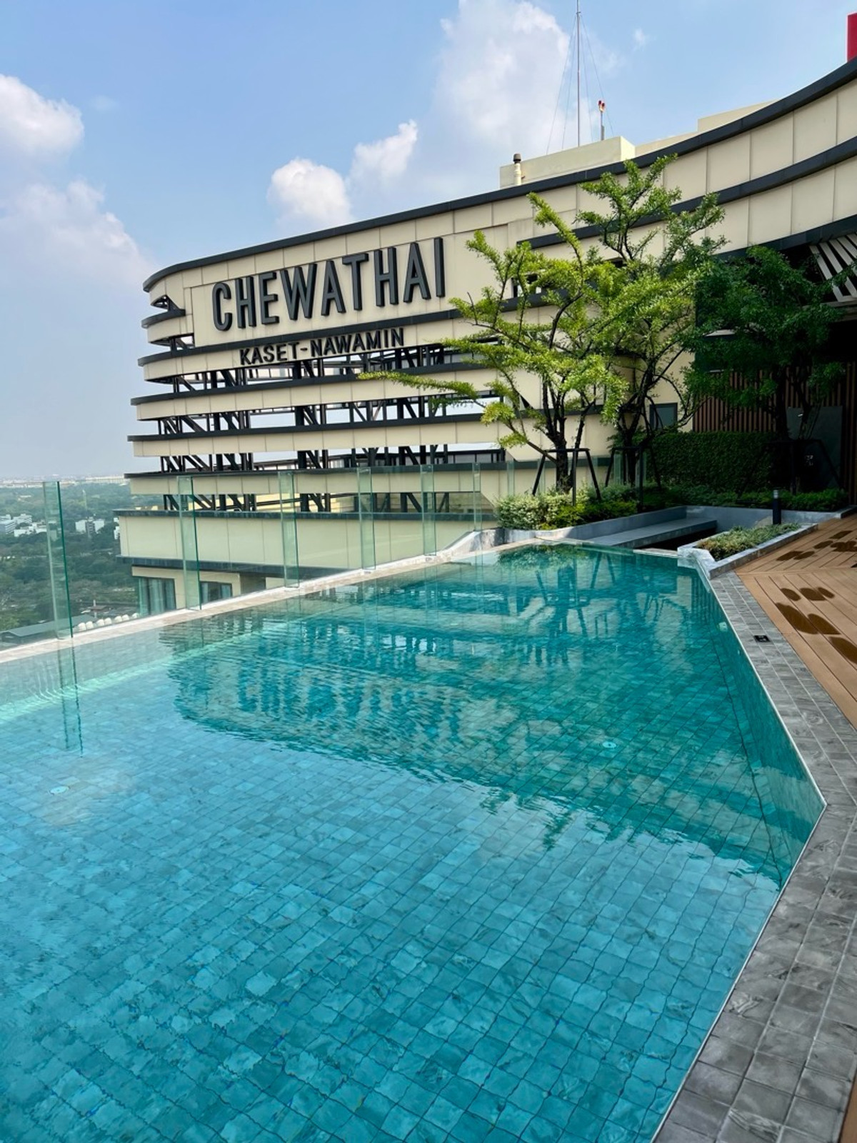 For SaleCondoKasetsart, Ratchayothin : ⚡️ [For Sale] Urgent! Condominium for Sale Chewathai Kaset–NawaminFully furnished + complete electrical appliances, move-in readyBrand-new SPC flooring throughout the unit 🔥Near BTS Kasetsart