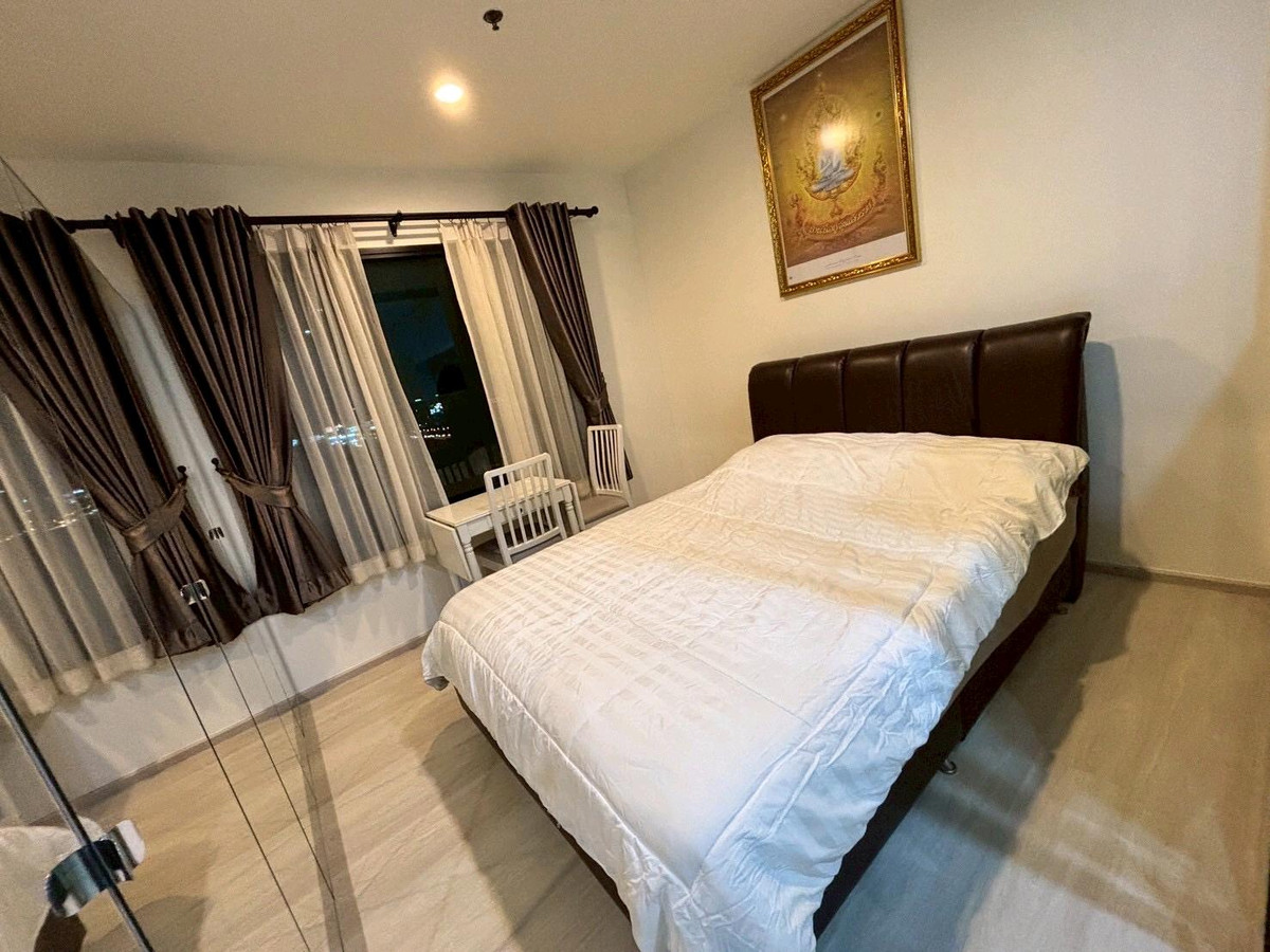 For RentCondoRama9, Petchburi, RCA : Beautifully decorated room With really tight storage cabinets throughout the room 👍