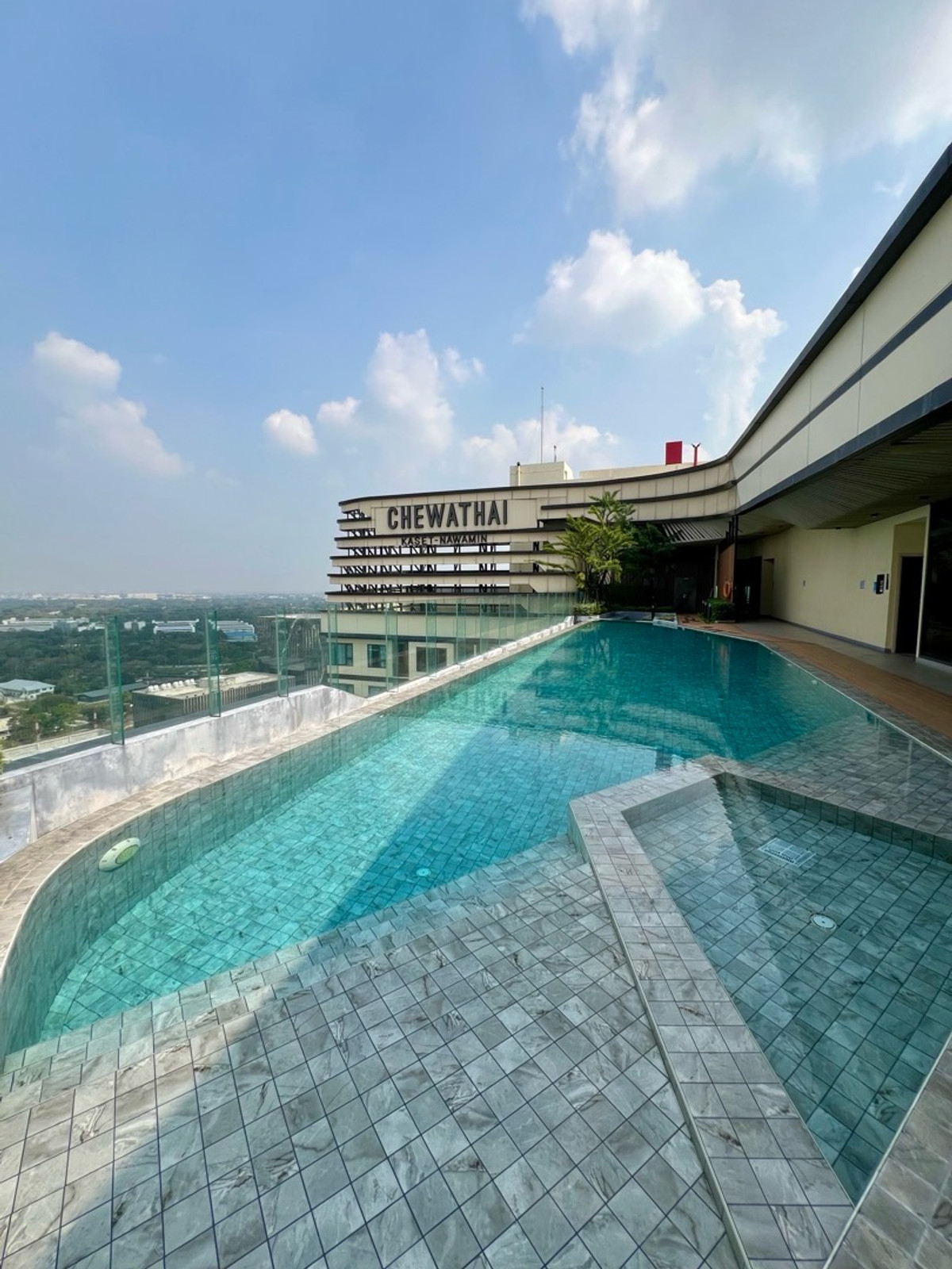 For SaleCondoKasetsart, Ratchayothin : ⚡️ [For Sale] Urgent! Condominium for Sale Chewathai Kaset–NawaminFully furnished + complete electrical appliances, move-in readyBrand-new SPC flooring throughout the unit 🔥Near BTS Kasetsart