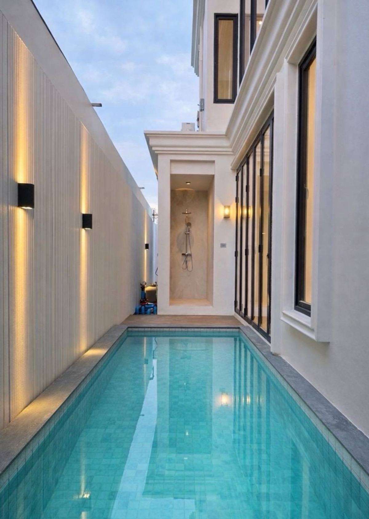 For RentOnnut, Udomsuk : FOR RENT / SALE MODERN LUXURY VILLA PRIDI BHANOMYONG 26 SUKHUMVIT 71 BANGKOK