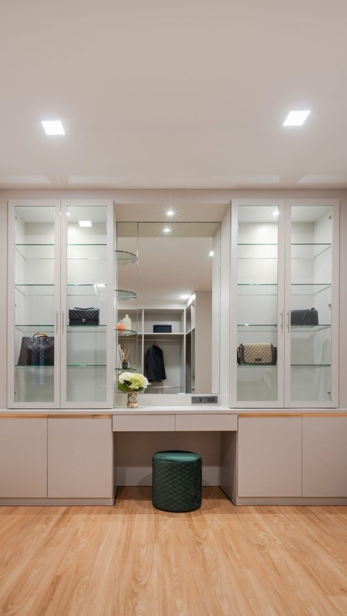 ให้เช่าโฮมออฟฟิศสุขุมวิท อโศก ทองหล่อ : ให้เช่าโฮมออฟฟิศใหม่ [ไฟ 3 เฟส] The Flourish - Home Office Ekkamai Ramintra(เดอะ เฟลอริส เอกมัย-รามอินทรา) ขนาด  235 ตร.ม. 23ตร.ว. 1ห้องนอน 3ห้องน้ำ หลังมุม