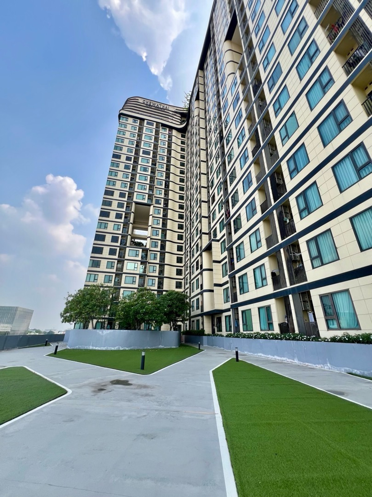 For SaleCondoKasetsart, Ratchayothin : ⚡️ [For Sale] Urgent! Condominium for Sale Chewathai Kaset–NawaminFully furnished + complete electrical appliances, move-in readyBrand-new SPC flooring throughout the unit 🔥Near BTS Kasetsart