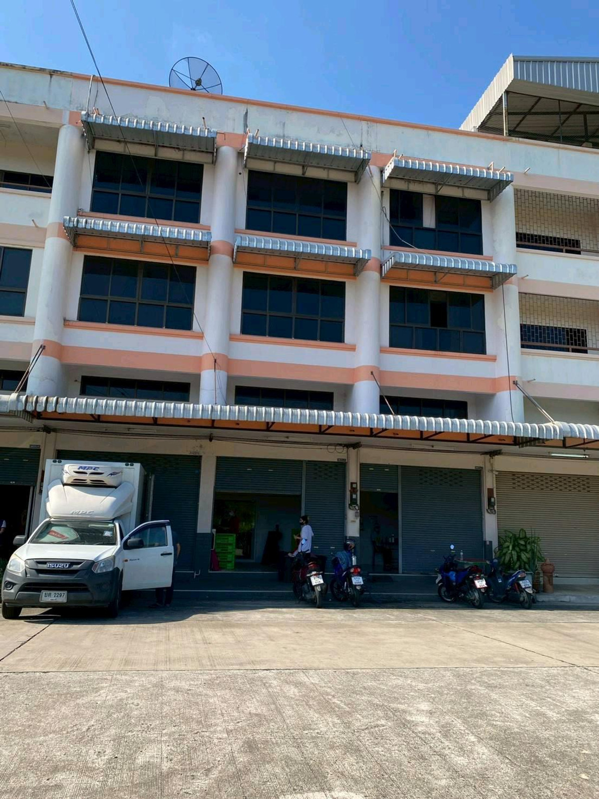 Shop HousePattaya, Bangsaen, Chonburi : 🔥 Sell/rent commercial building, 3 units, prime location, Laem Chabang Industrial Estate, next to Sahapat Group - Sriracha.