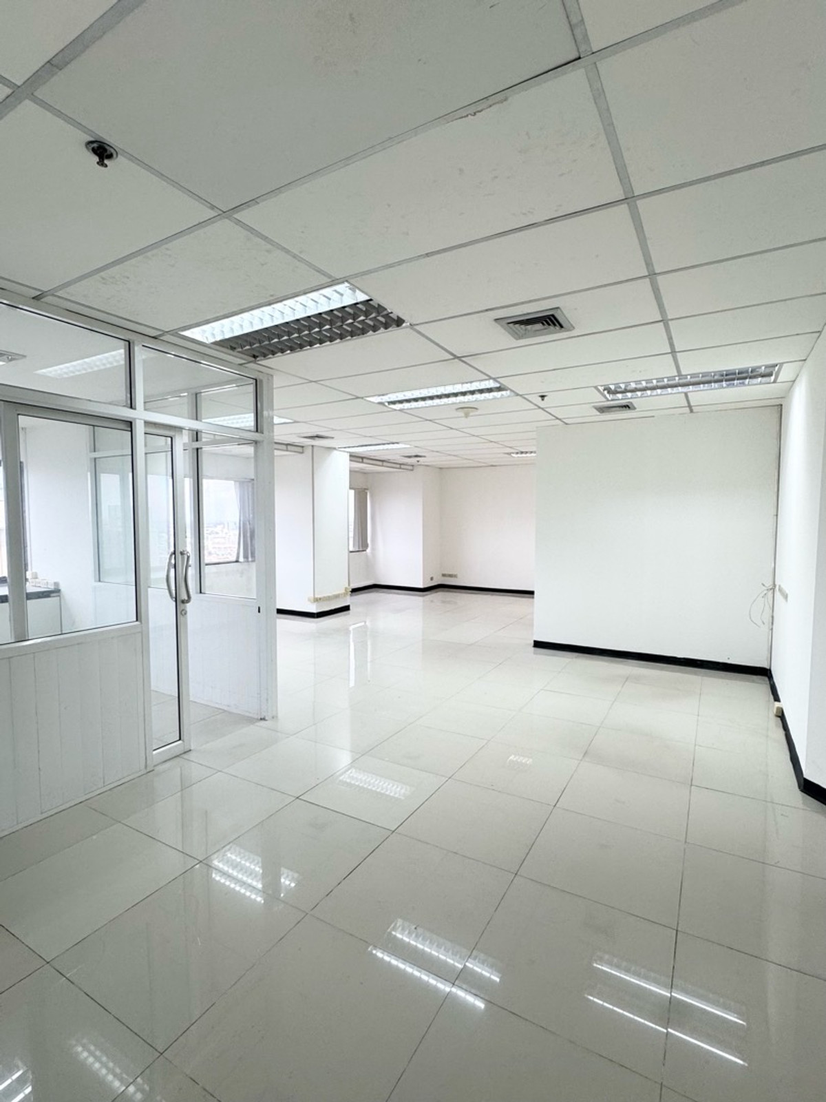 For RentOfficeWongwianyai, Charoennakor : Office for rent, Sin Sathorn Building, 173 sq m, next to Krung Thonburi BTS.