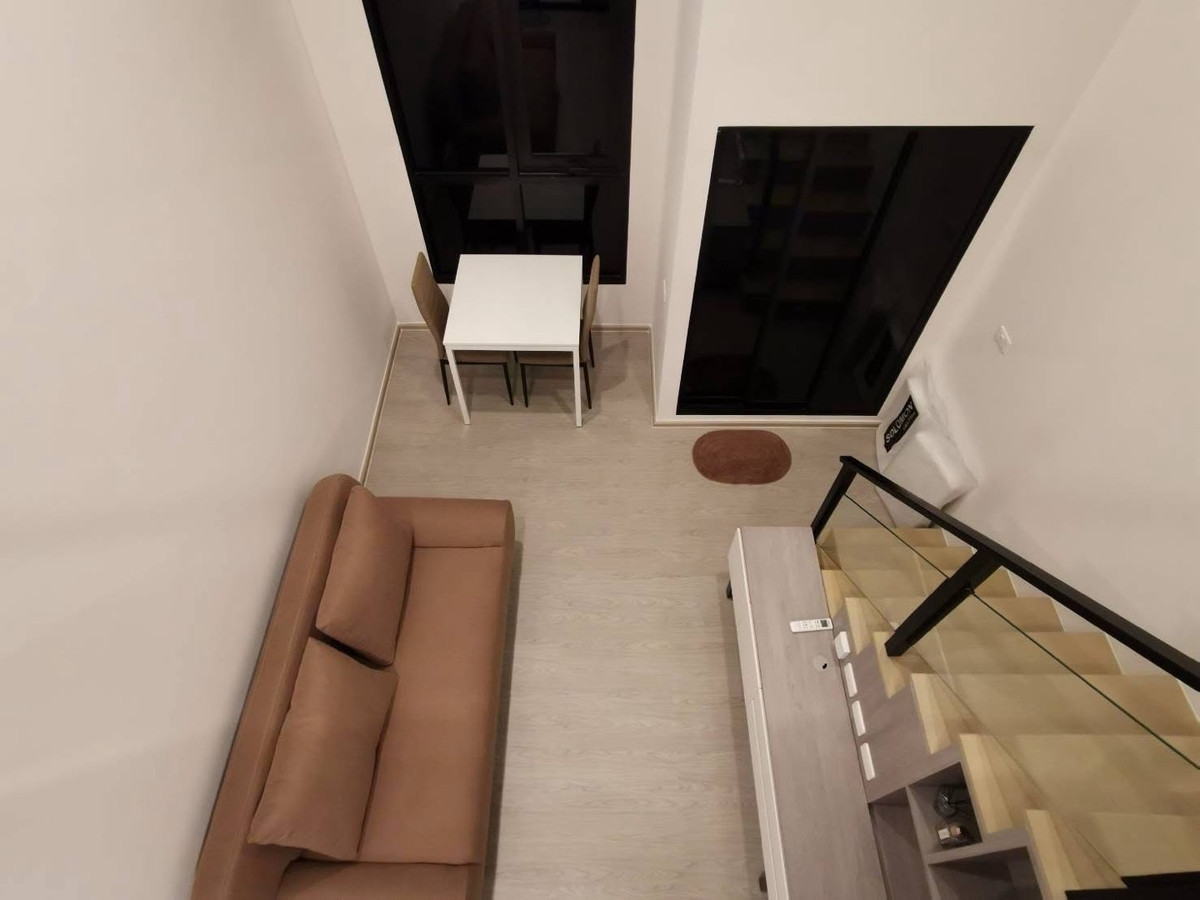 ให้เช่าคอนโดเสรีไทย-นิด้า : ให้เช่า คอนโด  ออริจิ้น ปลั๊ก แอนด์ เพลย์ รามคำแหง ทริปเปิ้ล สเตชั่นขนาดห้อง : 33 ตร.ม ห้อง 2 ชั้น เพดานสูง ชั้น : 4 ราคา : 15,000 บาท สถานที่ใกล้เคียง : รถไฟฟ้าสายสีเหลือง