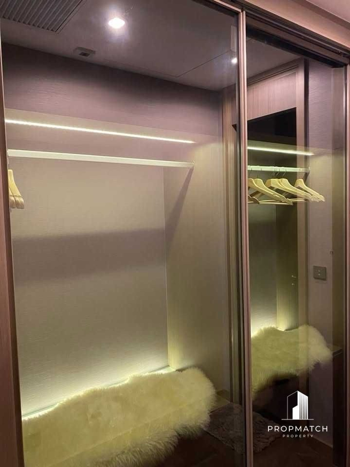 ให้เช่าคอนโดพระราม 9 เพชรบุรีตัดใหม่ RCA : ราคาดีมาก THE ESSE at SINGHA COMPLEX 1 ห้องนอน 1 ห้องน้ำ ขนาด 48 ตรม.  พร้อมอยู่  42,000/เดือน  ติด MRT เพรชบุรี สนใจนัดชม Call/ Line 0646696546