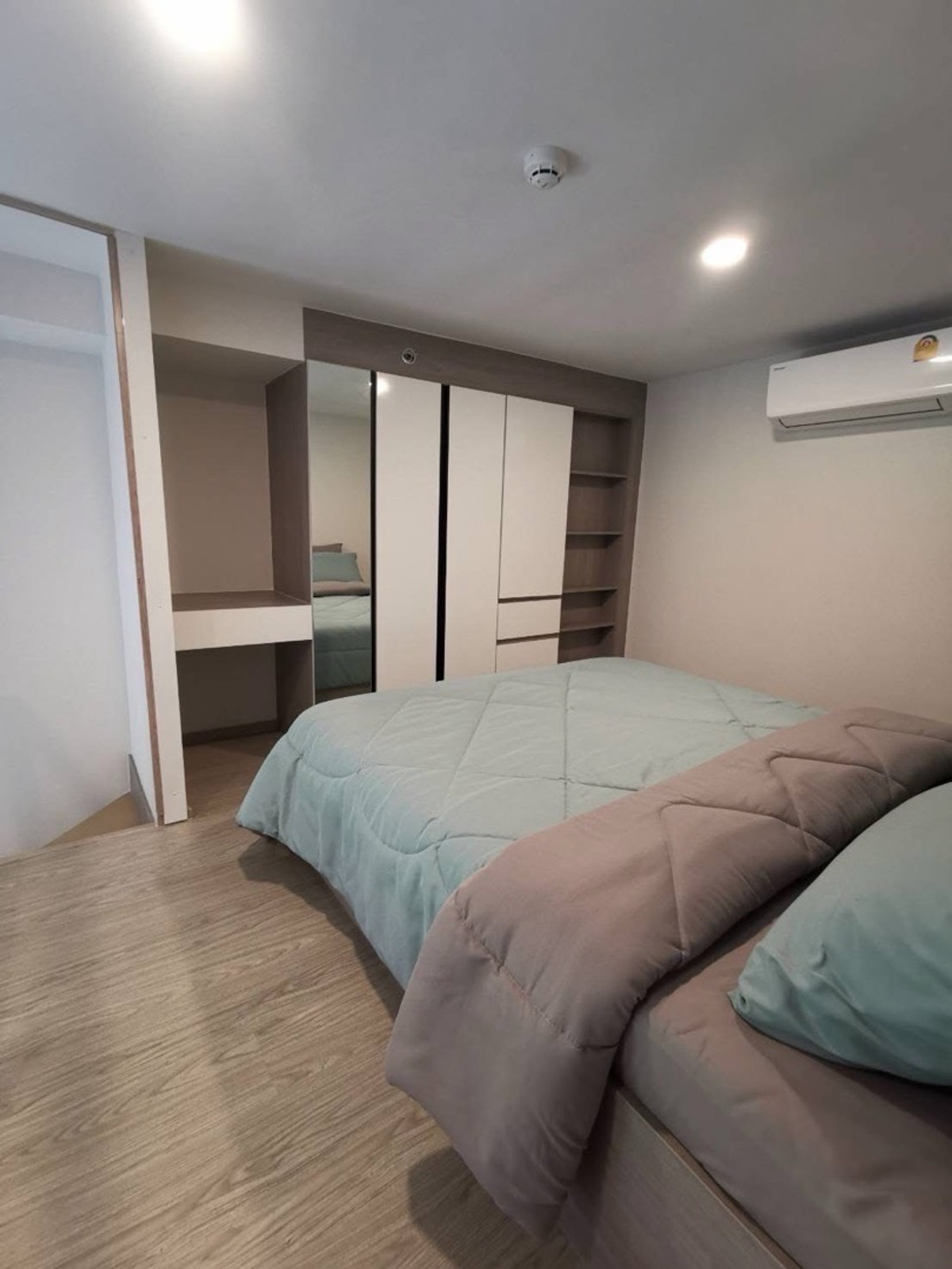 ให้เช่าคอนโดเสรีไทย-นิด้า : ให้เช่า คอนโด  ออริจิ้น ปลั๊ก แอนด์ เพลย์ รามคำแหง ทริปเปิ้ล สเตชั่นขนาดห้อง : 33 ตร.ม ห้อง 2 ชั้น เพดานสูง ชั้น : 4 ราคา : 15,000 บาท สถานที่ใกล้เคียง : รถไฟฟ้าสายสีเหลือง