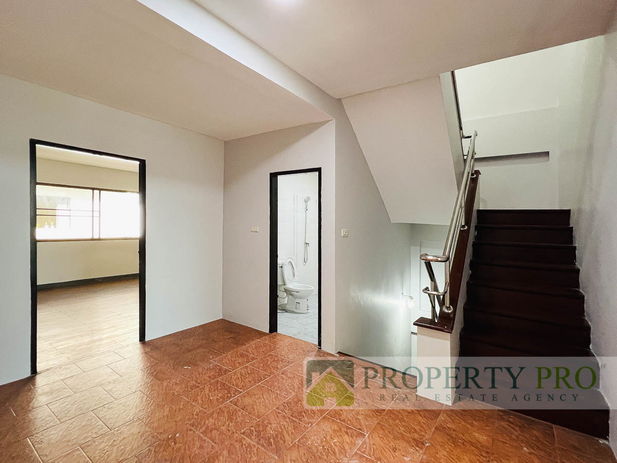 For SaleShop HouseRamkhamhaeng, Hua Mak : Commercial Building for Sale Town in Town, area 30 sqw 360 sqm Good Location Near Ladprao, Pracha Uthit, Ramkhamhaeng : MF26S-001