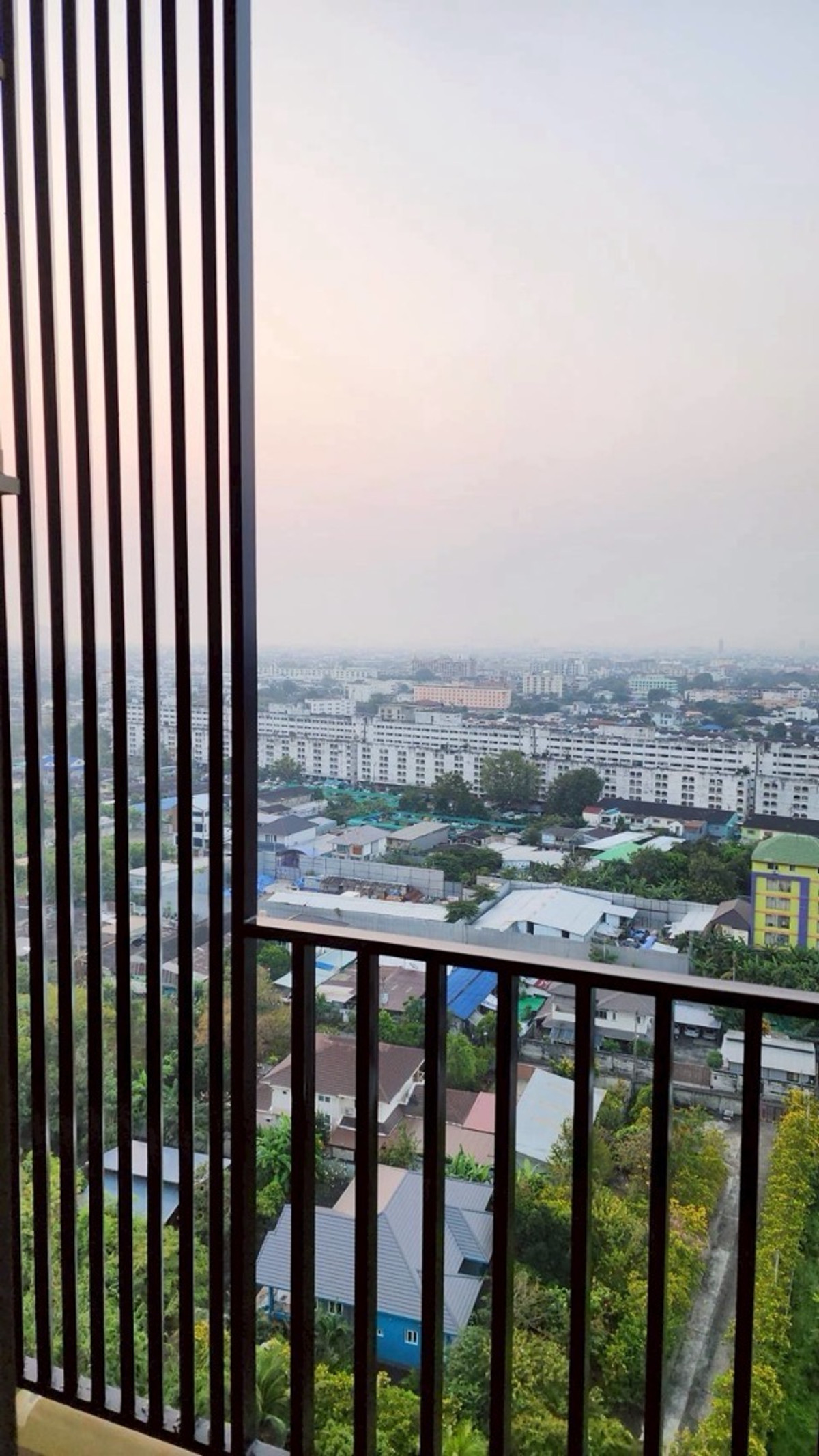 For SaleCondoKasetsart, Ratchayothin : ⚡️ [For Sale] Urgent! Condominium for Sale Chewathai Kaset–NawaminFully furnished + complete electrical appliances, move-in readyBrand-new SPC flooring throughout the unit 🔥Near BTS Kasetsart