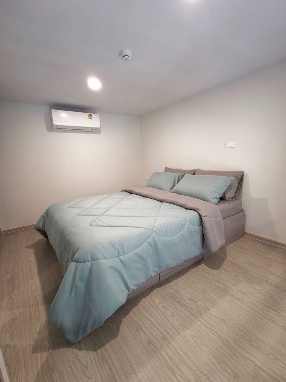 ให้เช่าคอนโดเสรีไทย-นิด้า : ให้เช่า คอนโด  ออริจิ้น ปลั๊ก แอนด์ เพลย์ รามคำแหง ทริปเปิ้ล สเตชั่นขนาดห้อง : 33 ตร.ม ห้อง 2 ชั้น เพดานสูง ชั้น : 4 ราคา : 15,000 บาท สถานที่ใกล้เคียง : รถไฟฟ้าสายสีเหลือง