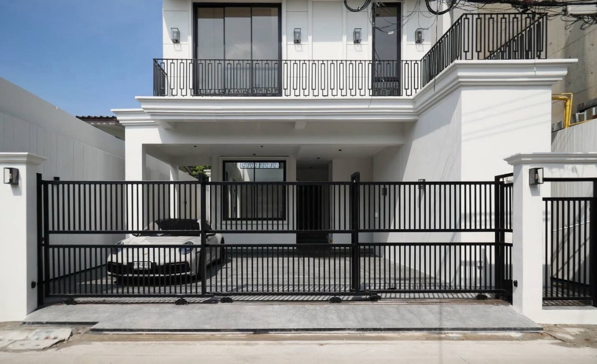 For RentOnnut, Udomsuk : FOR RENT / SALE MODERN LUXURY VILLA PRIDI BHANOMYONG 26 SUKHUMVIT 71 BANGKOK