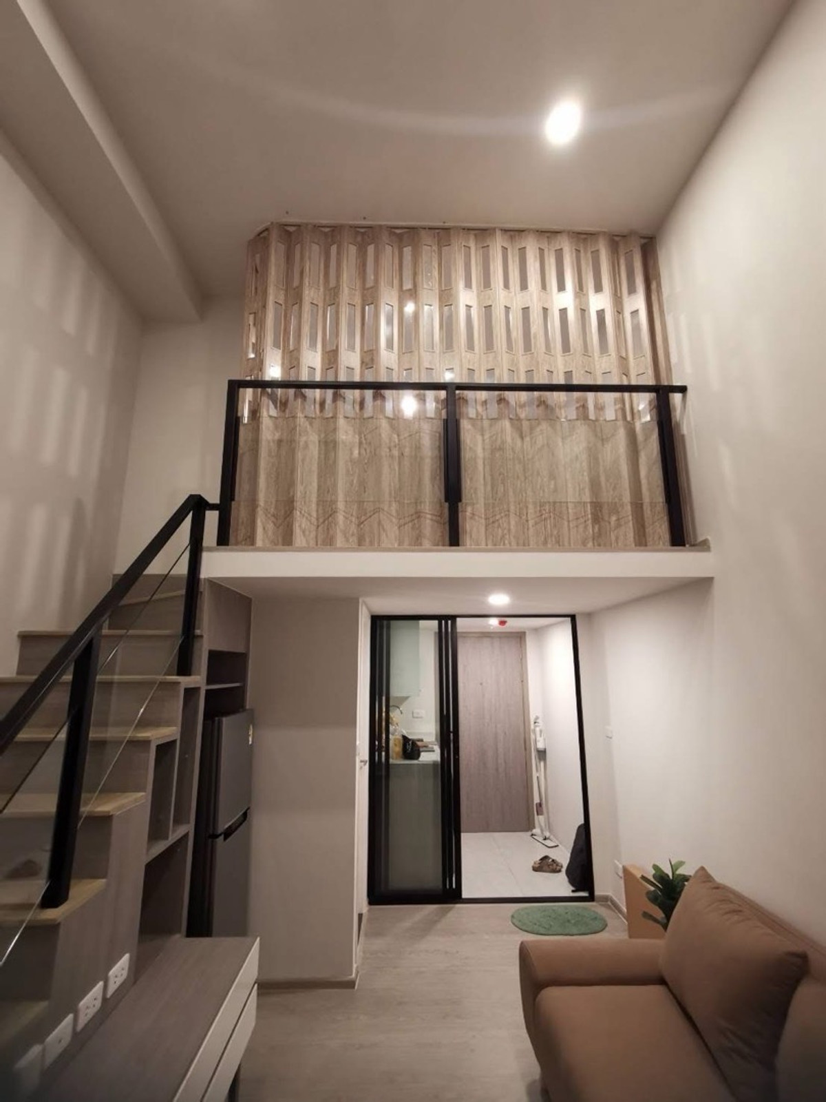 ให้เช่าคอนโดเสรีไทย-นิด้า : ให้เช่า คอนโด  ออริจิ้น ปลั๊ก แอนด์ เพลย์ รามคำแหง ทริปเปิ้ล สเตชั่นขนาดห้อง : 33 ตร.ม ห้อง 2 ชั้น เพดานสูง ชั้น : 4 ราคา : 15,000 บาท สถานที่ใกล้เคียง : รถไฟฟ้าสายสีเหลือง