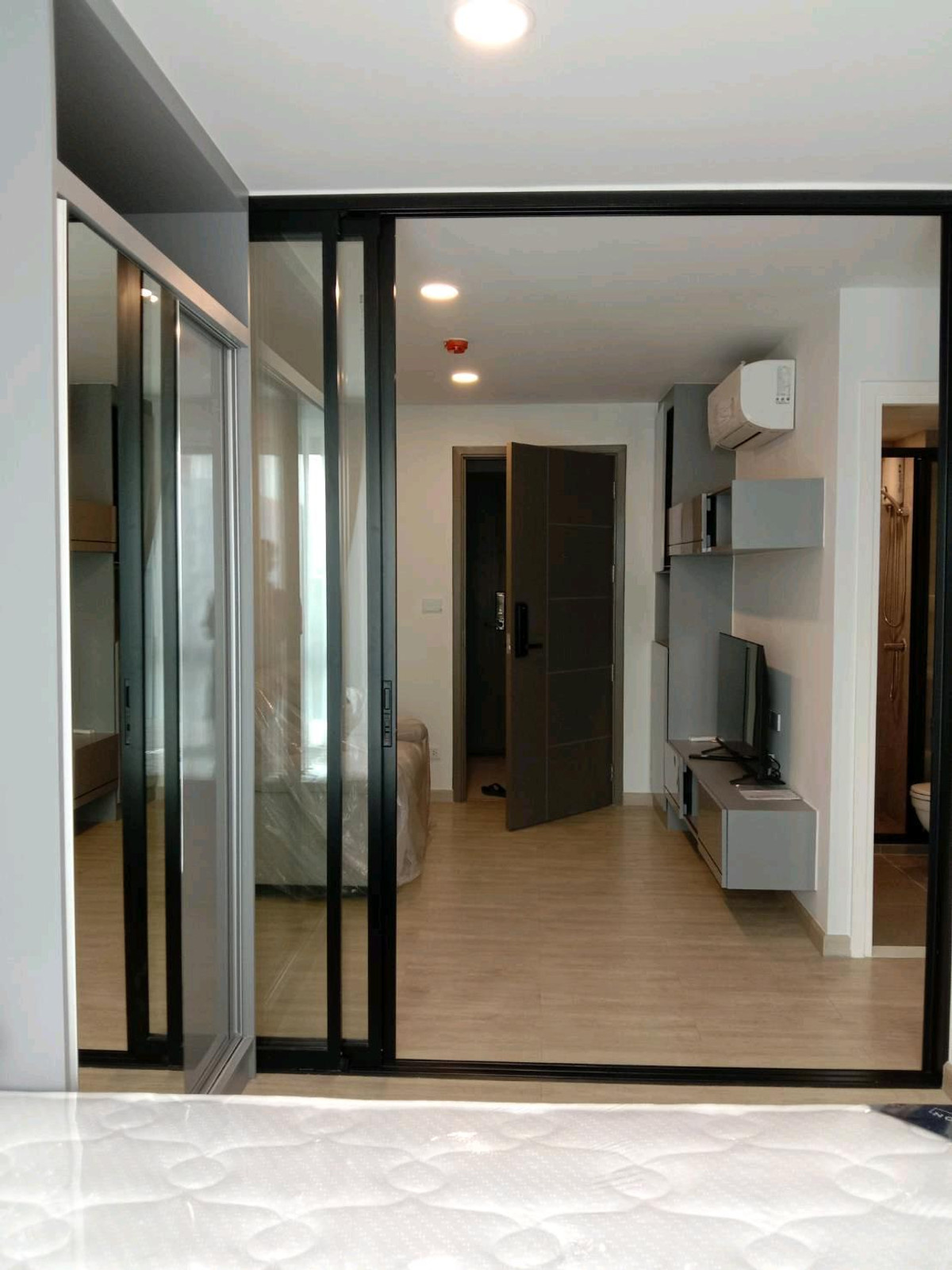 For RentCondoRatchadapisek, Huaikwang, Suttisan : 💫 Low-rise condo, peaceful atmosphere, private, close to the city, suitable for both living and working 🏙️🌿