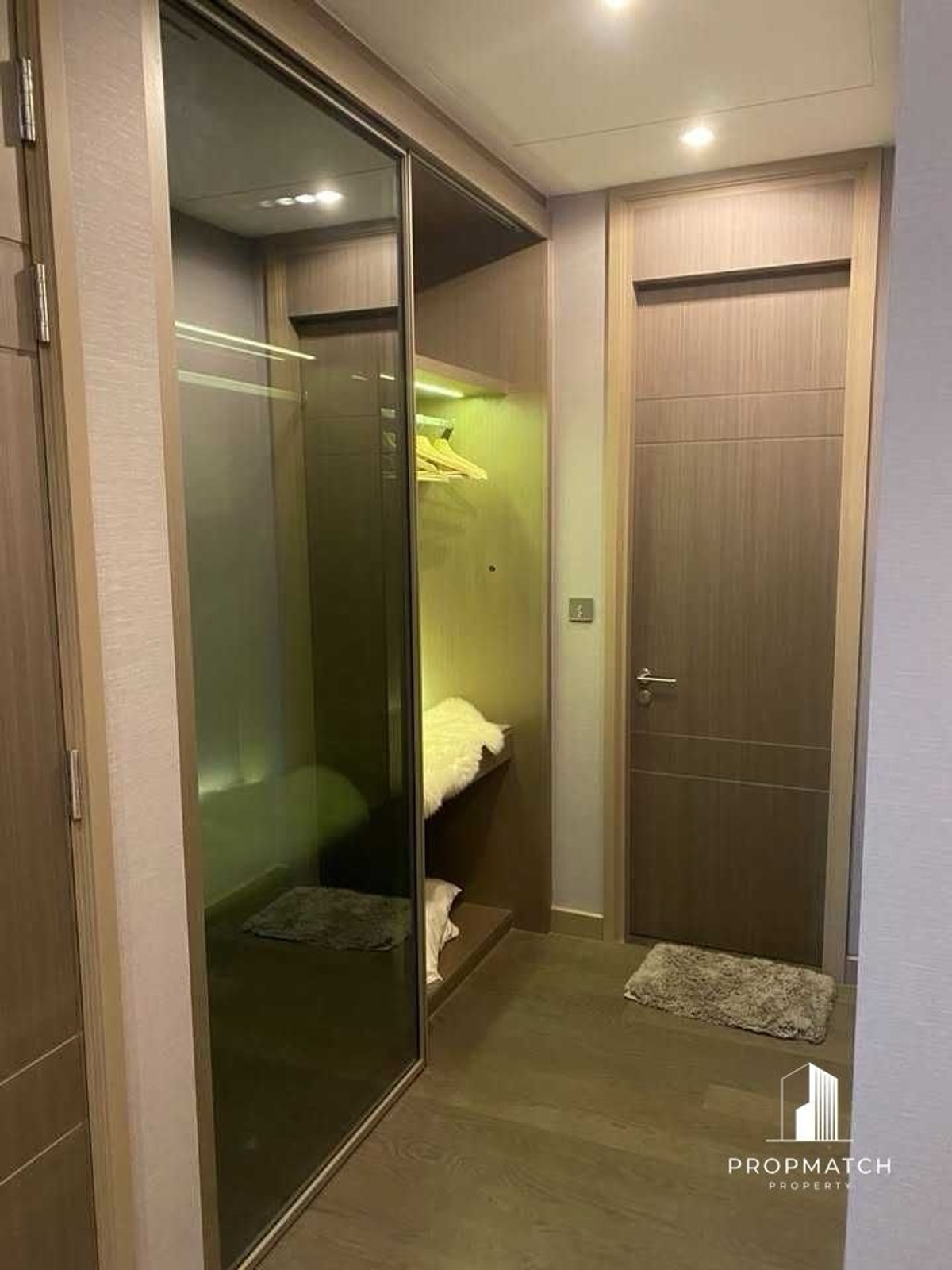 ให้เช่าคอนโดพระราม 9 เพชรบุรีตัดใหม่ RCA : ราคาดีมาก THE ESSE at SINGHA COMPLEX 1 ห้องนอน 1 ห้องน้ำ ขนาด 48 ตรม.  พร้อมอยู่  42,000/เดือน  ติด MRT เพรชบุรี สนใจนัดชม Call/ Line 0646696546