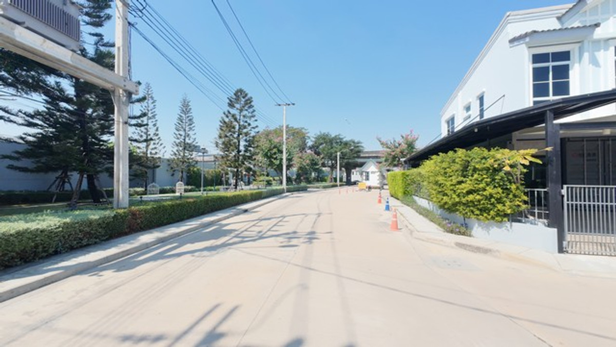 For SaleTownhomeBangna, Bearing, Lasalle : Indy 4 Bangna KM.7, the first house ready for a small family to begin happiness immediately.