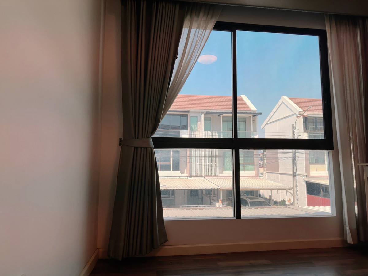 ขายทาวน์โฮมนวมินทร์ รามอินทรา : 🔥🔥ขายด่วน ลด 400,000 🔥🔥
𝐓𝐡𝐞 𝐓𝐞𝐫𝐫𝐚𝐜𝐞 𝐑𝐚𝐦𝐢𝐧𝐭𝐫𝐚 65
 ✅บ้านอยู่น้อย ใกล้รถไฟฟ้า ✅