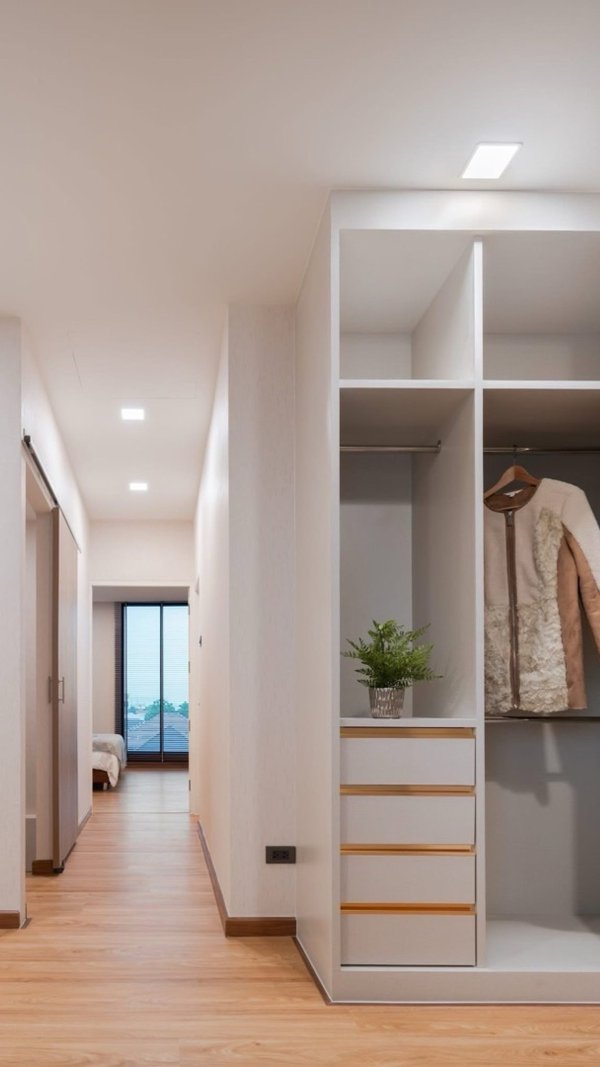 ให้เช่าโฮมออฟฟิศสุขุมวิท อโศก ทองหล่อ : ให้เช่าโฮมออฟฟิศใหม่ [ไฟ 3 เฟส] The Flourish - Home Office Ekkamai Ramintra(เดอะ เฟลอริส เอกมัย-รามอินทรา) ขนาด  235 ตร.ม. 23ตร.ว. 1ห้องนอน 3ห้องน้ำ หลังมุม