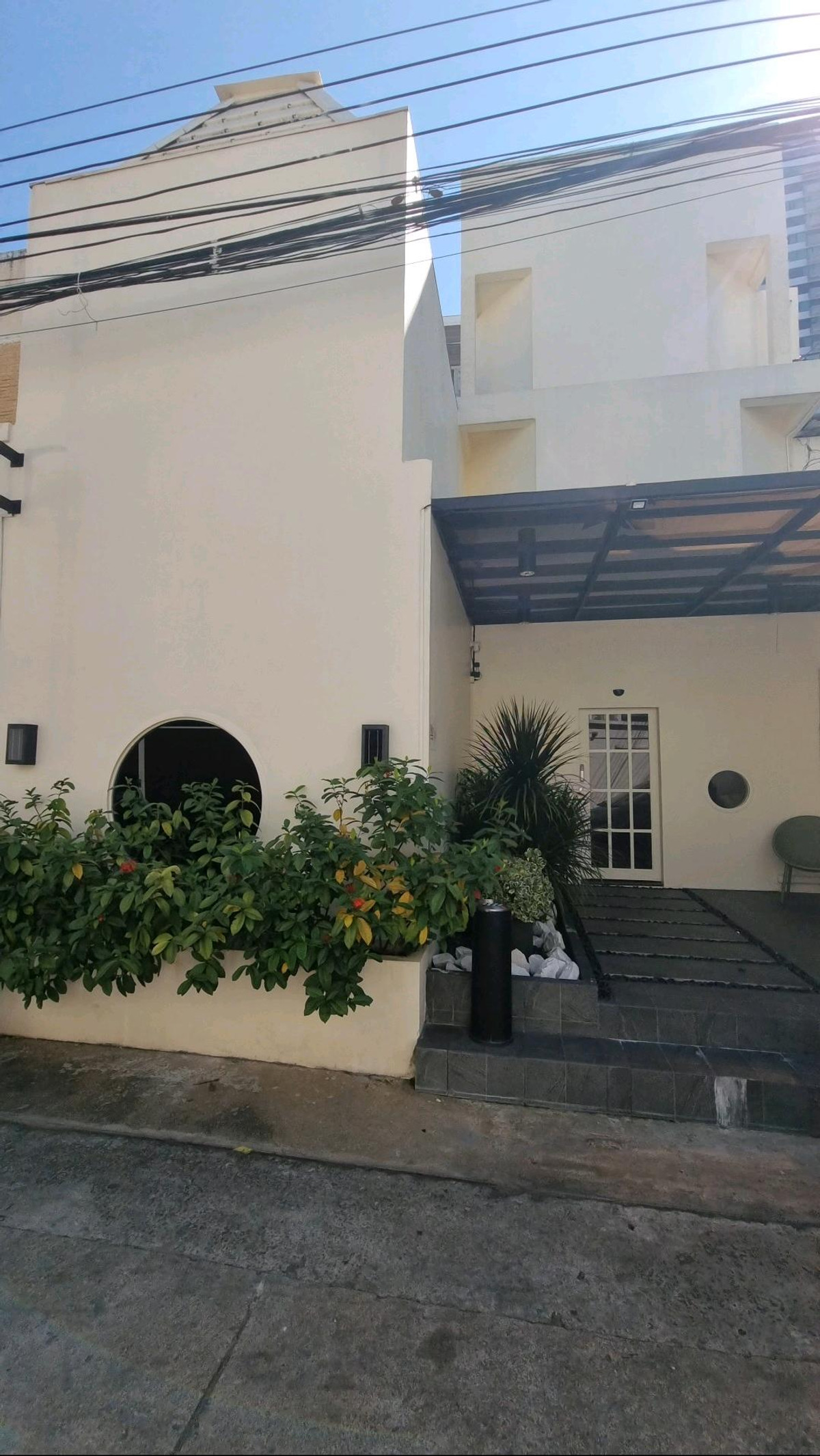 ให้เช่าทาวน์โฮมสุขุมวิท อโศก ทองหล่อ : ขายทาวน์เฮ้าส์ ทองหล่อ
ที่ดิน 40 ตารางวา
ราคา 38,000,000 บาท
อาคาร 3 ชั้น