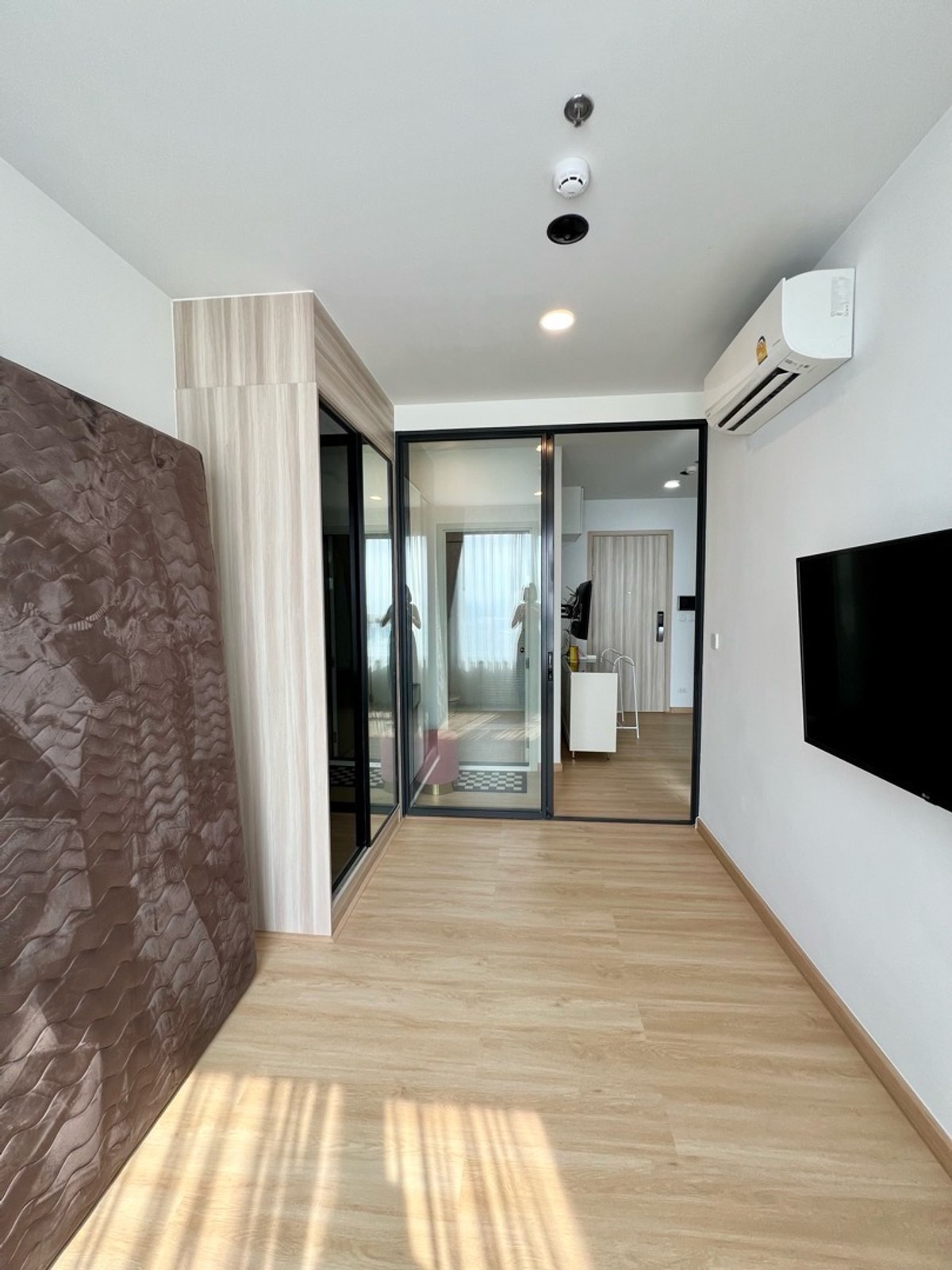 For SaleCondoKasetsart, Ratchayothin : ⚡️ [For Sale] Urgent! Condominium for Sale Chewathai Kaset–NawaminFully furnished + complete electrical appliances, move-in readyBrand-new SPC flooring throughout the unit 🔥Near BTS Kasetsart